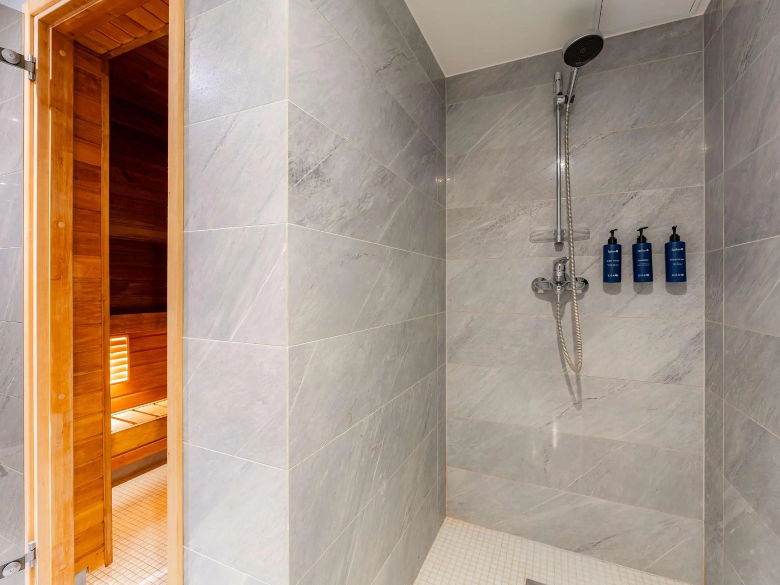 Bathroom in Radisson Blu Hotel Olümpia