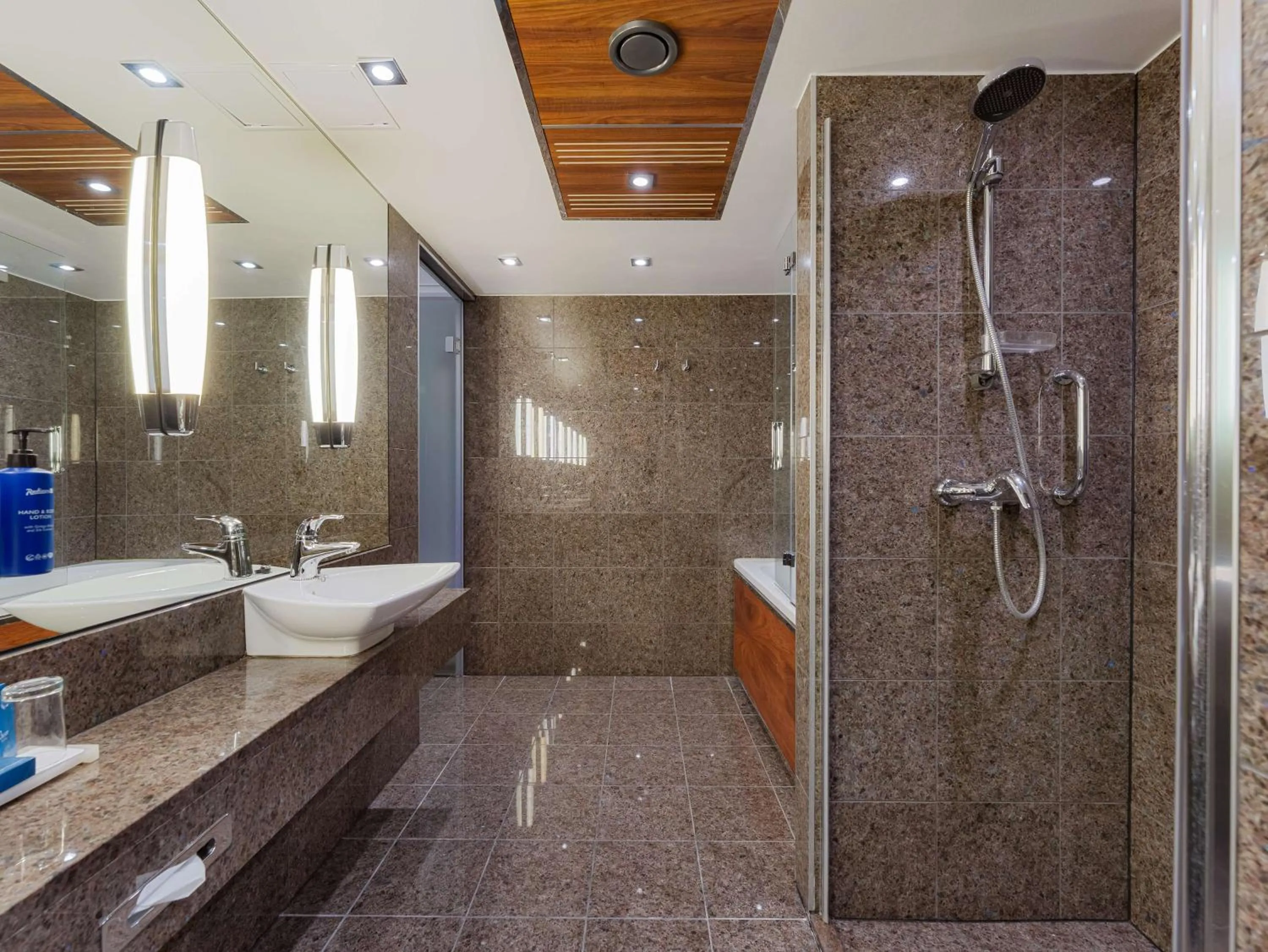 Bathroom in Radisson Blu Hotel Olümpia