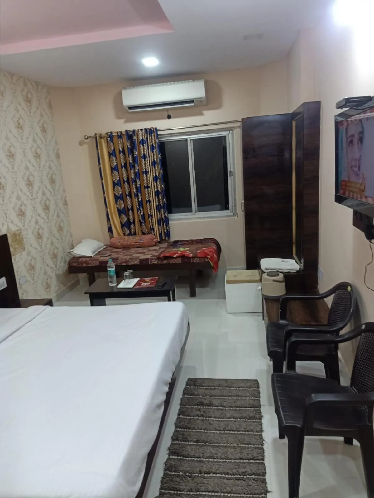 Photo of the whole room, Bed in Laxmi Mahal