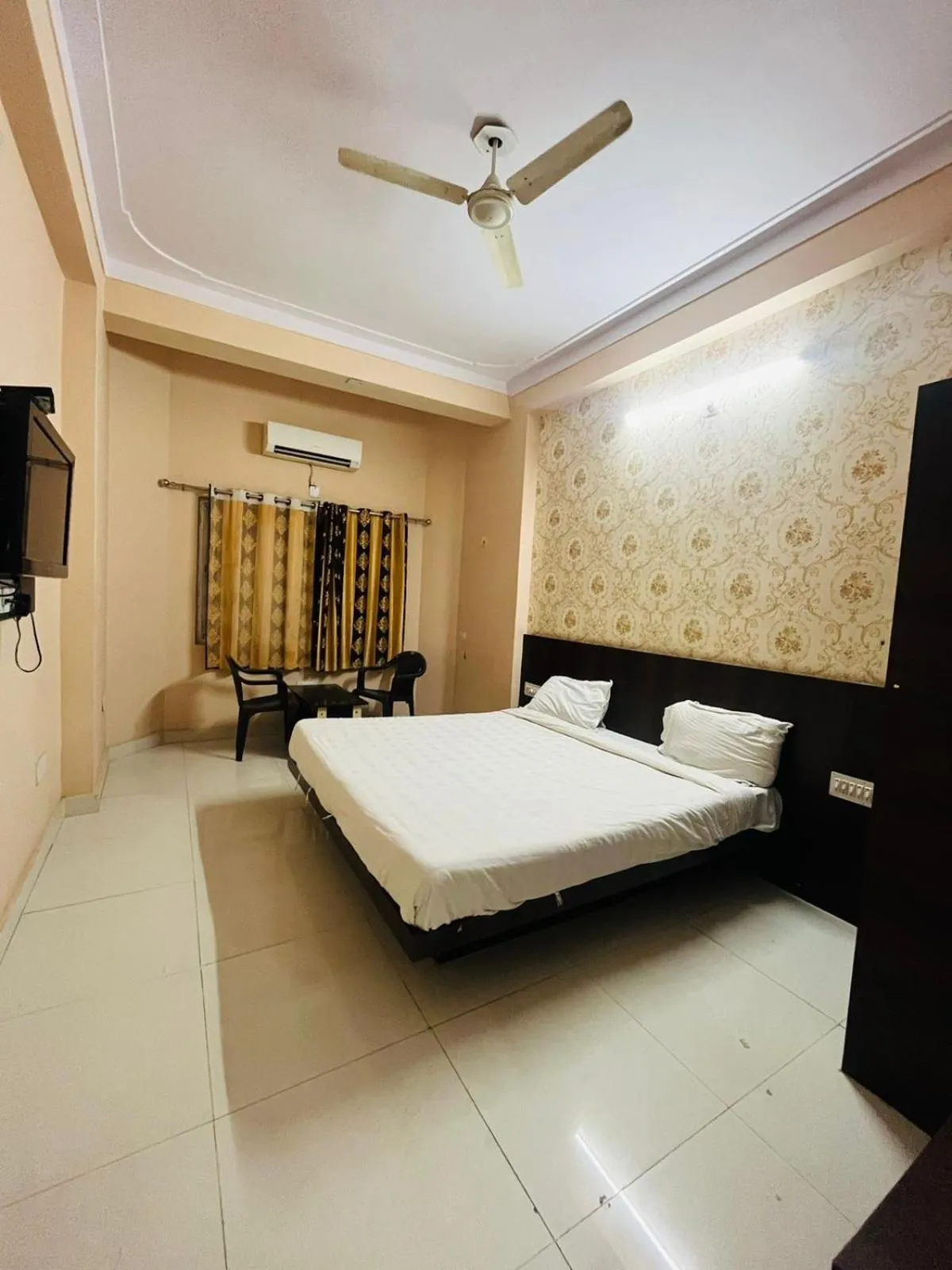 Bedroom, Bed in Laxmi Mahal