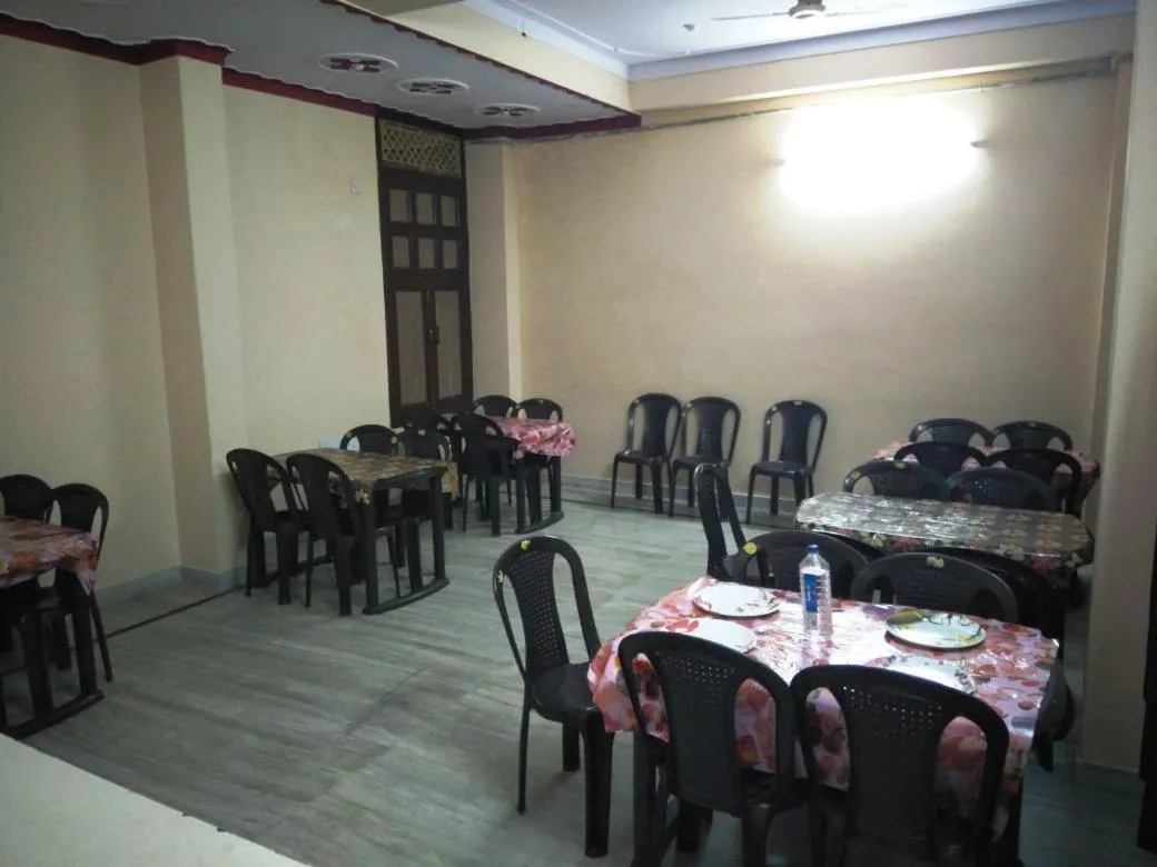 Restaurant/places to eat in Laxmi Mahal