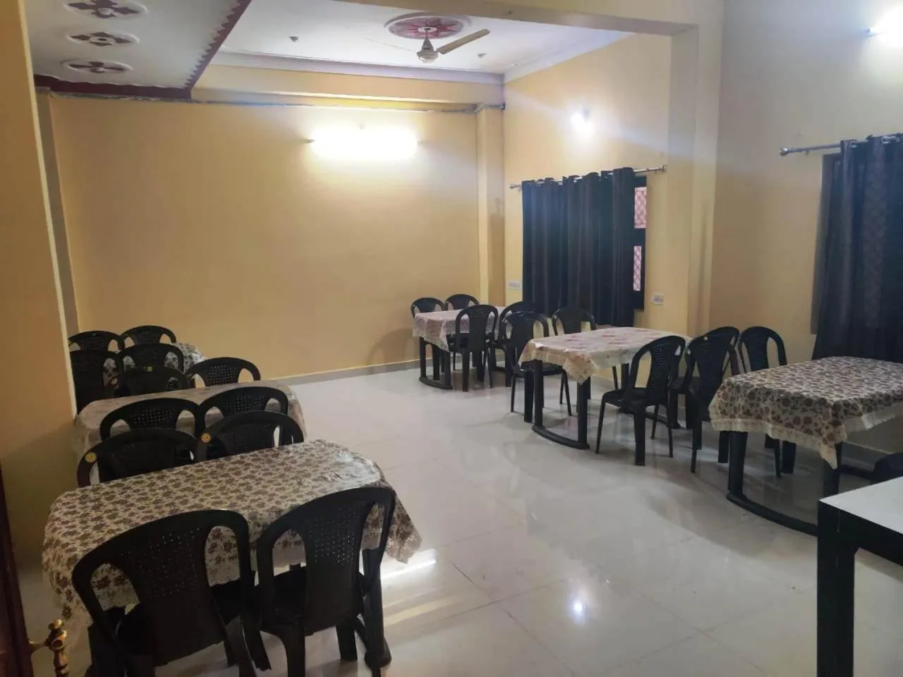 Restaurant/places to eat in Laxmi Mahal