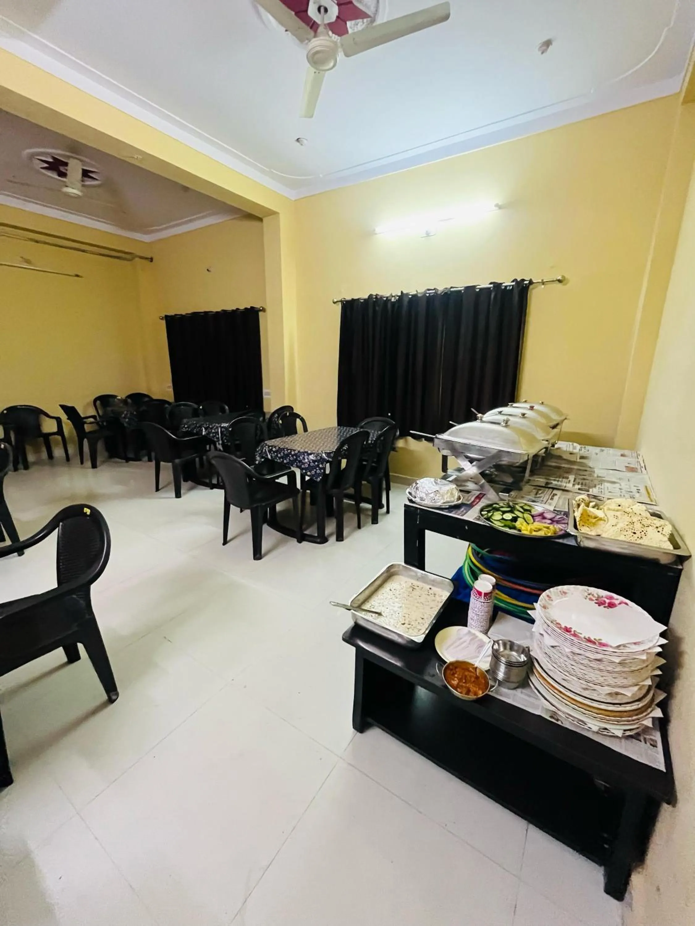 Restaurant/places to eat in Laxmi Mahal