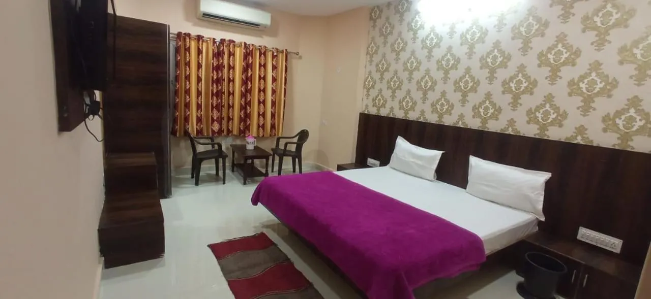 Photo of the whole room, Bed in Laxmi Mahal