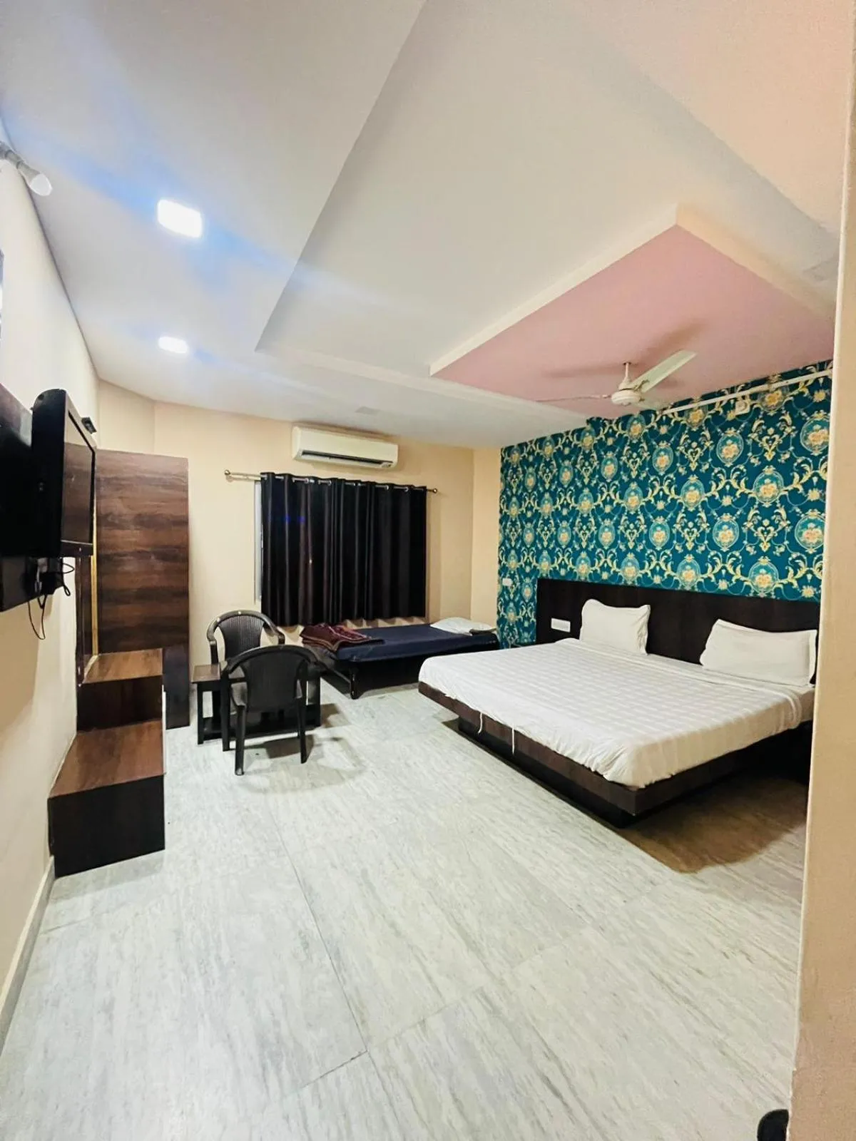 Bedroom, Bed in Laxmi Mahal