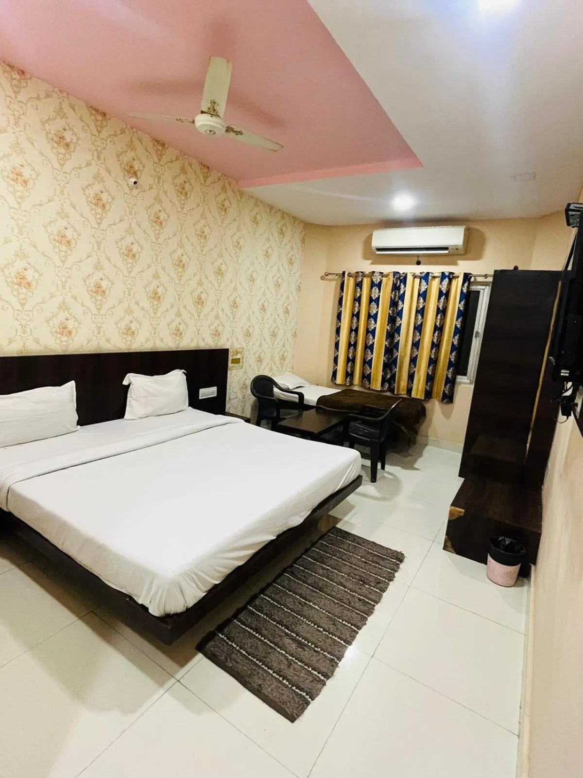 Bedroom, Bed in Laxmi Mahal