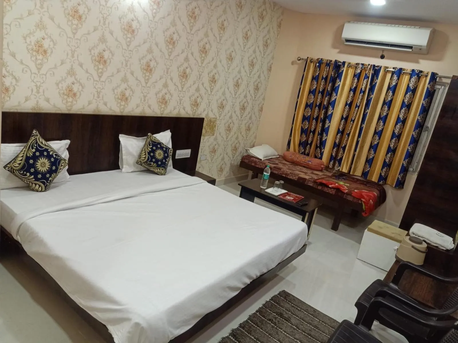 Bedroom, Bed in Laxmi Mahal