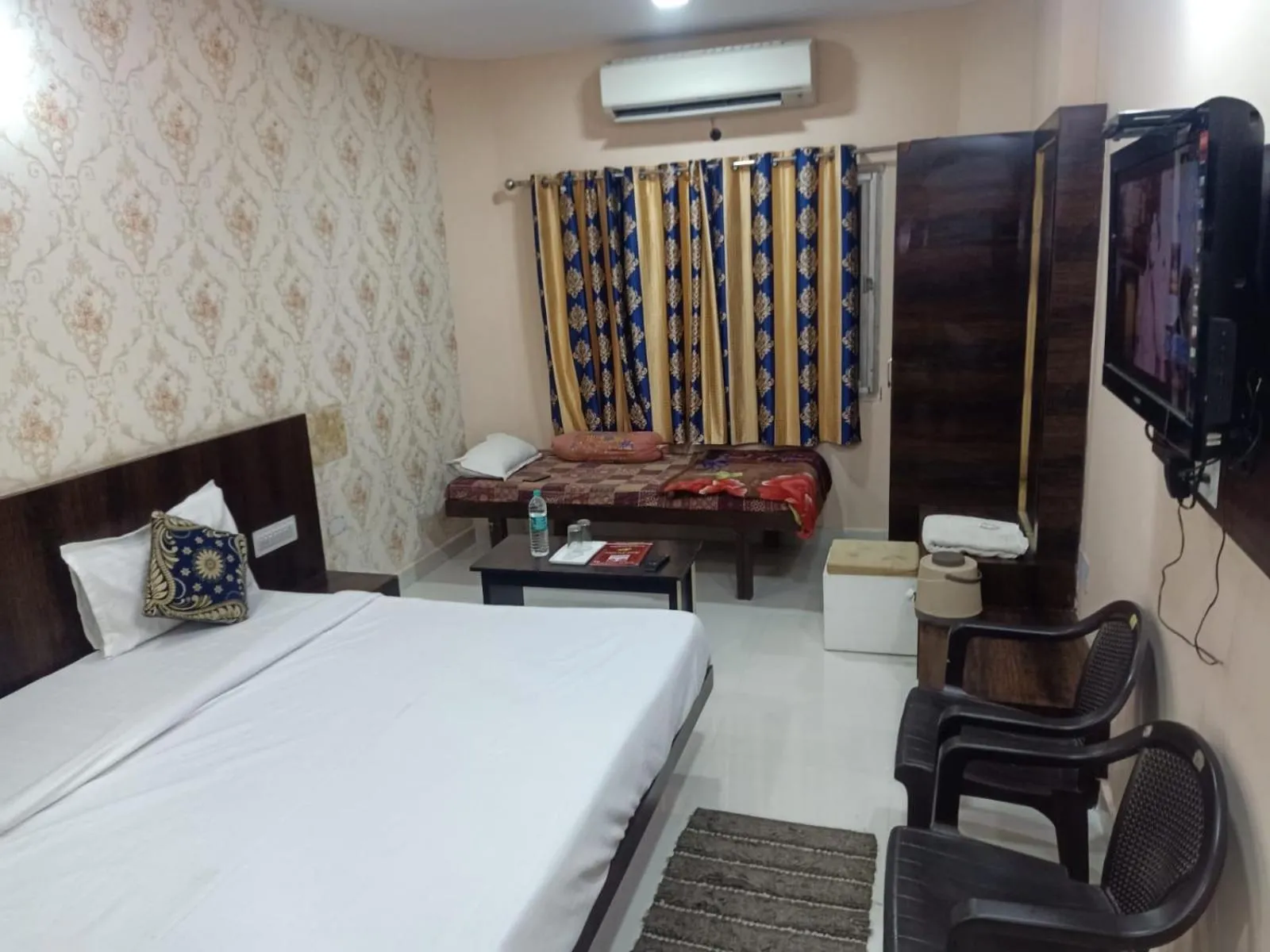 Photo of the whole room, Bed in Laxmi Mahal