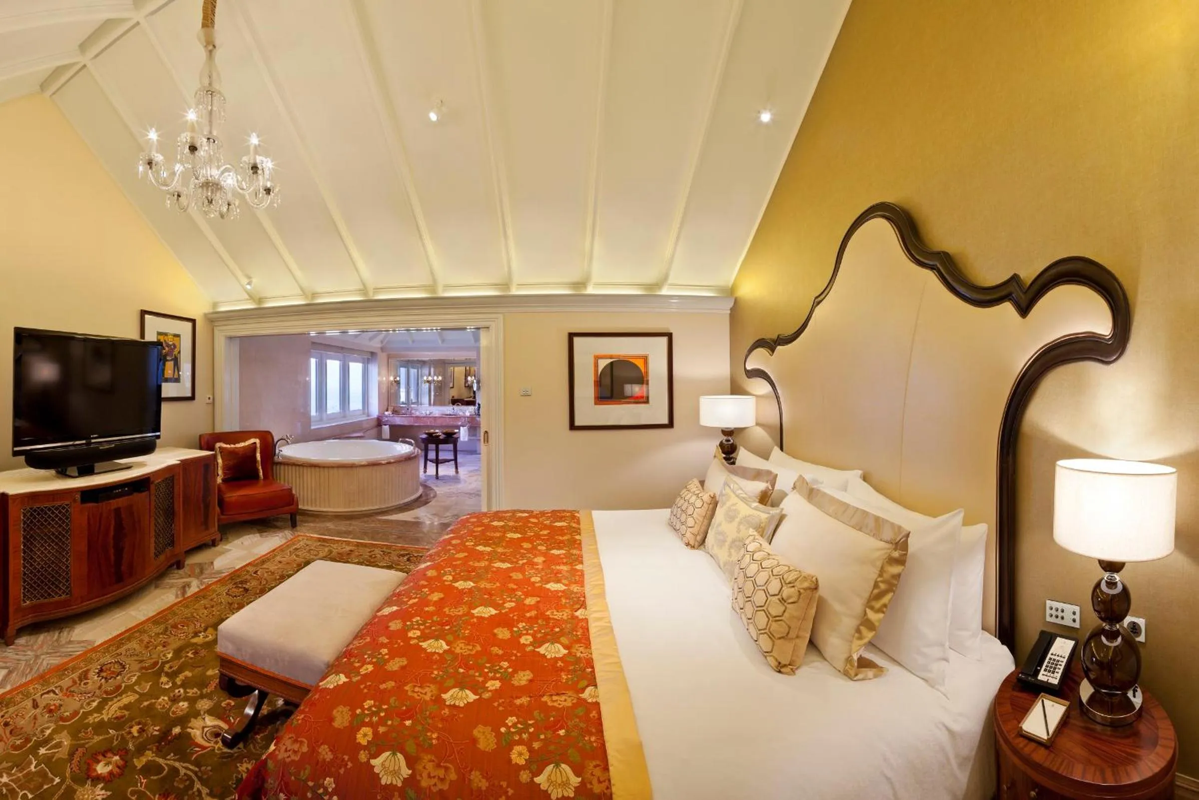 Bedroom, Bed in The Taj Mahal Palace, Mumbai