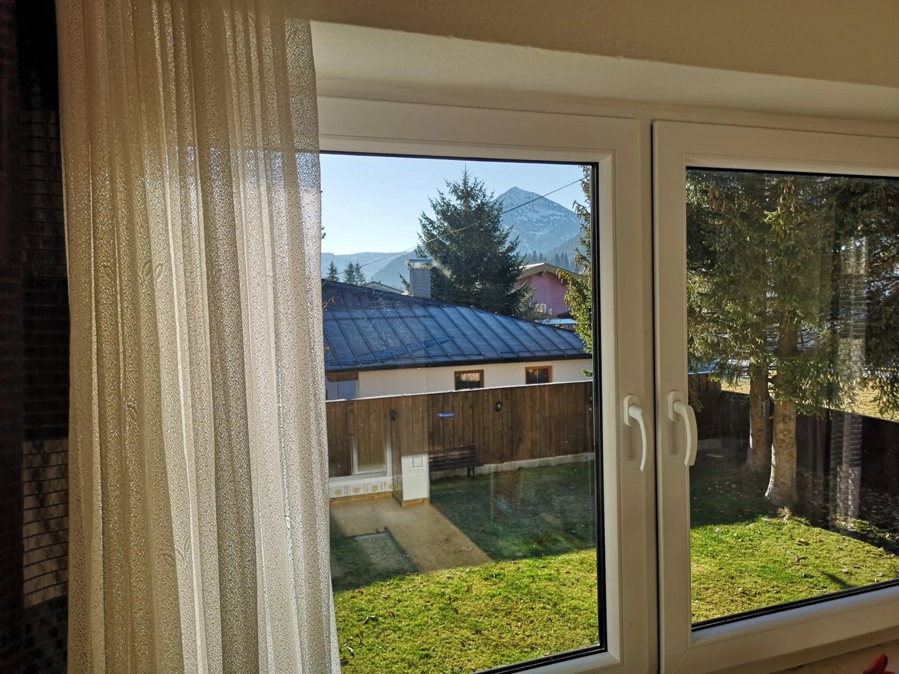 Garden view in Bed & Breakfast Der Tiroler