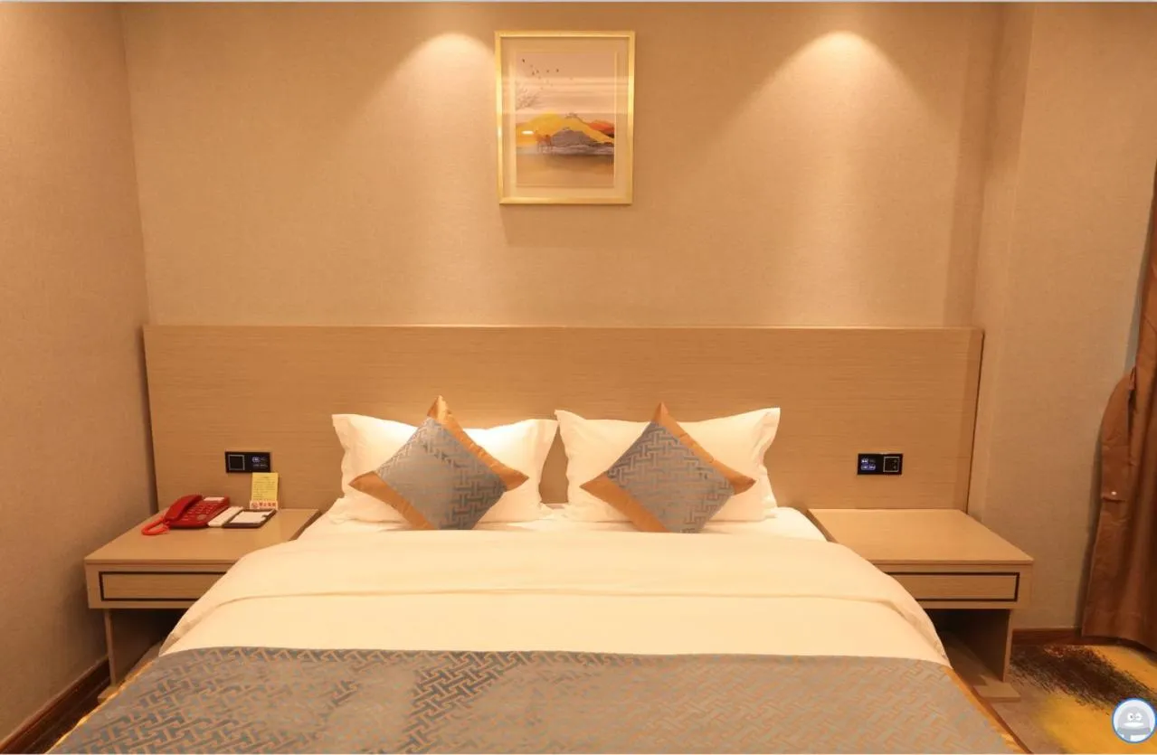 Bed in Five Rams City Hotel