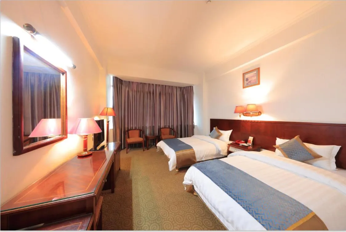 Photo of the whole room, Bed in Five Rams City Hotel