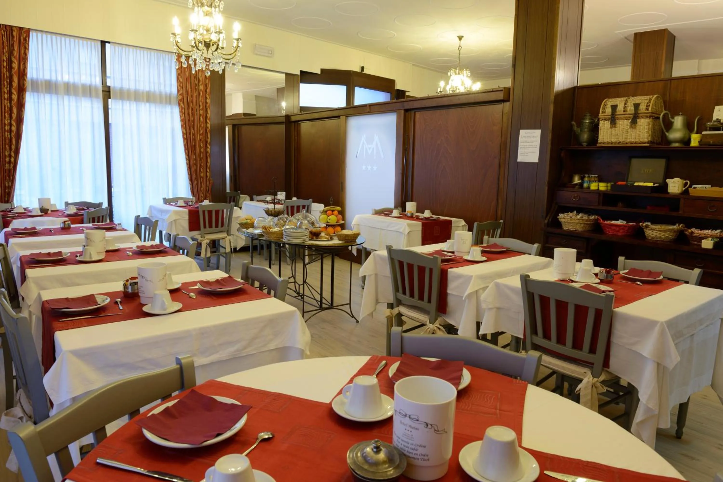 Restaurant/places to eat in Hotel Marisa