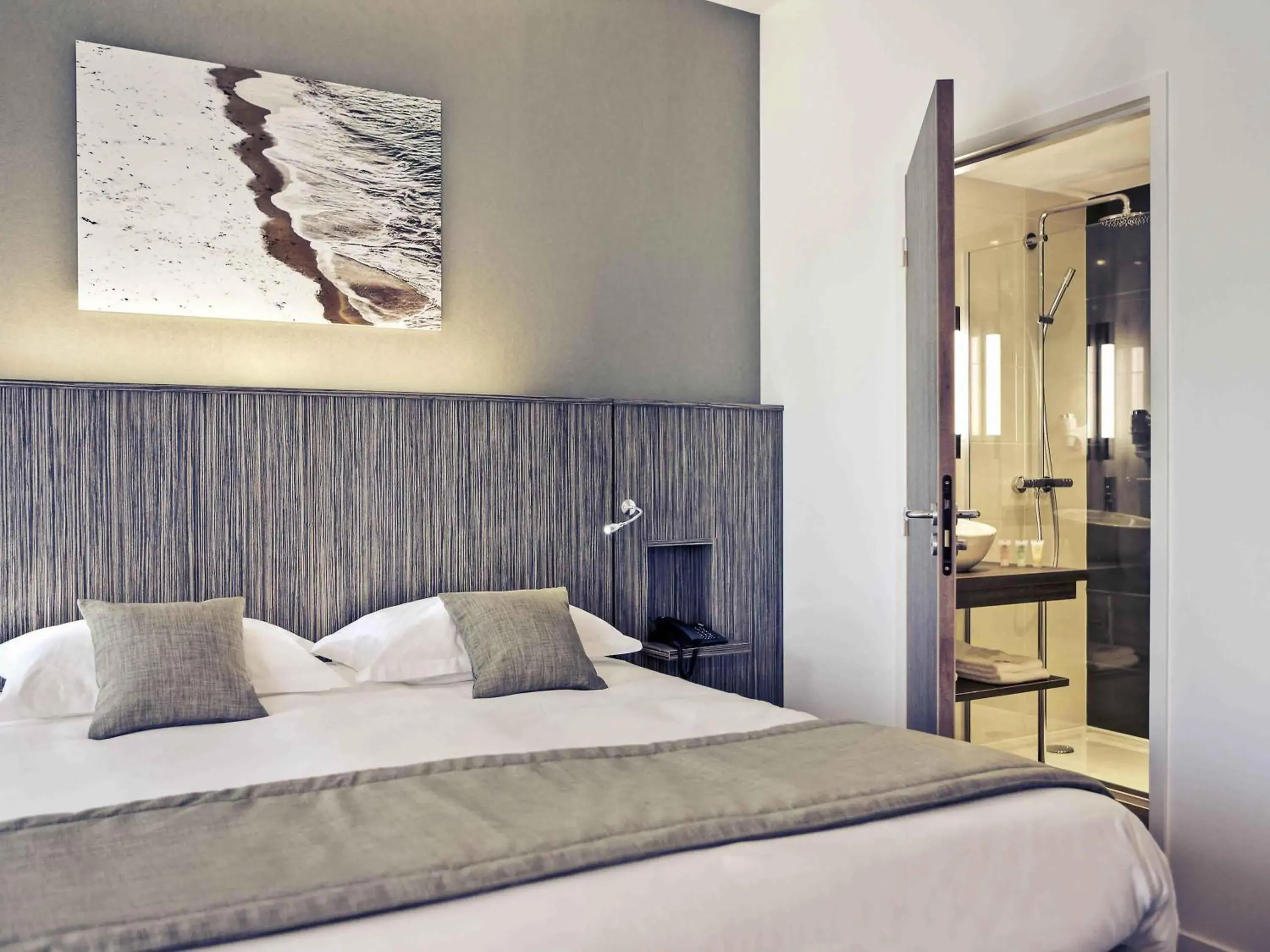 Bedroom, Bed in Mercure Saint Malo Balmoral Bedroom, Bed in Mercure Saint Malo Balmoral