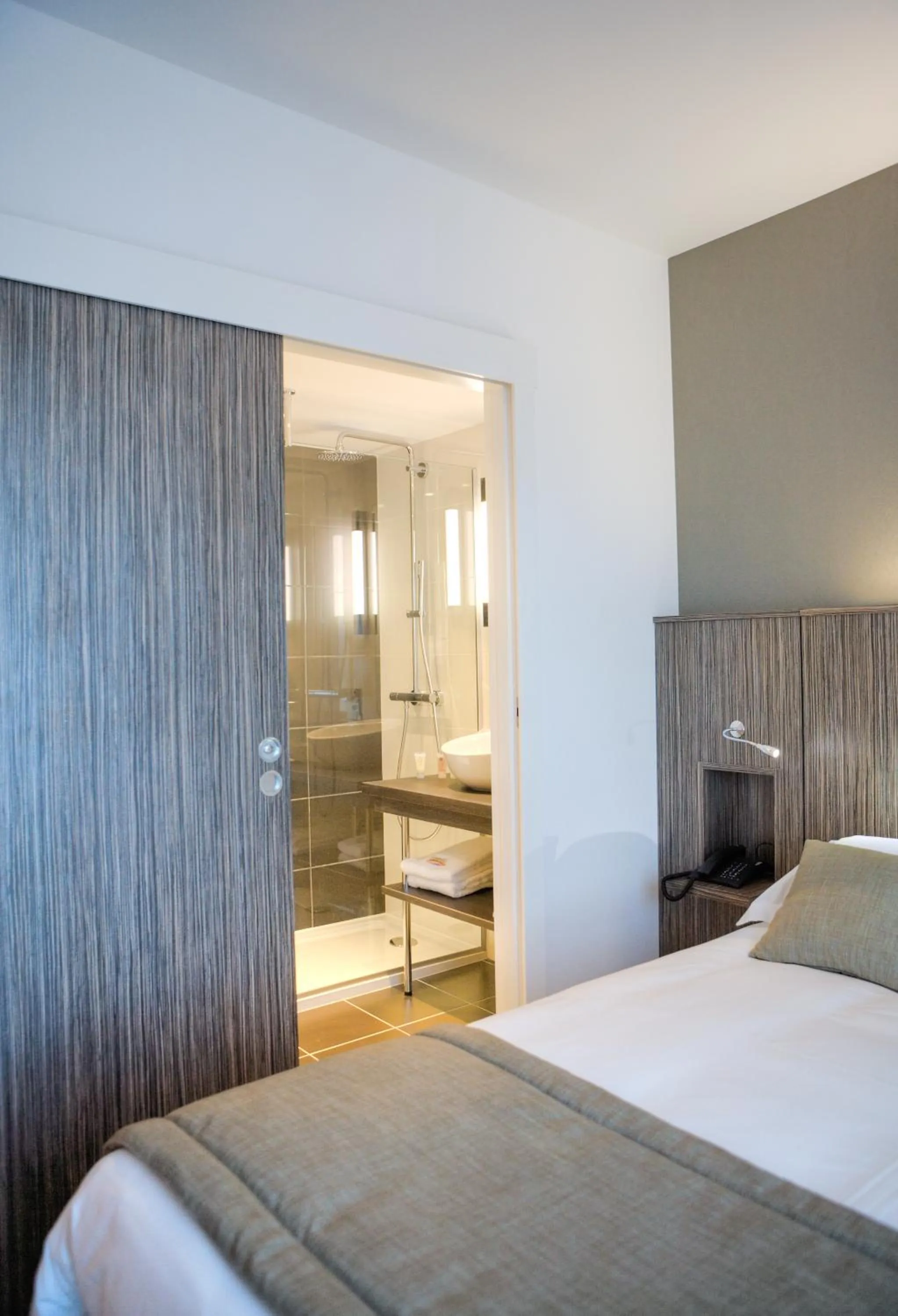 Photo of the whole room, Bed in Mercure Saint Malo Balmoral