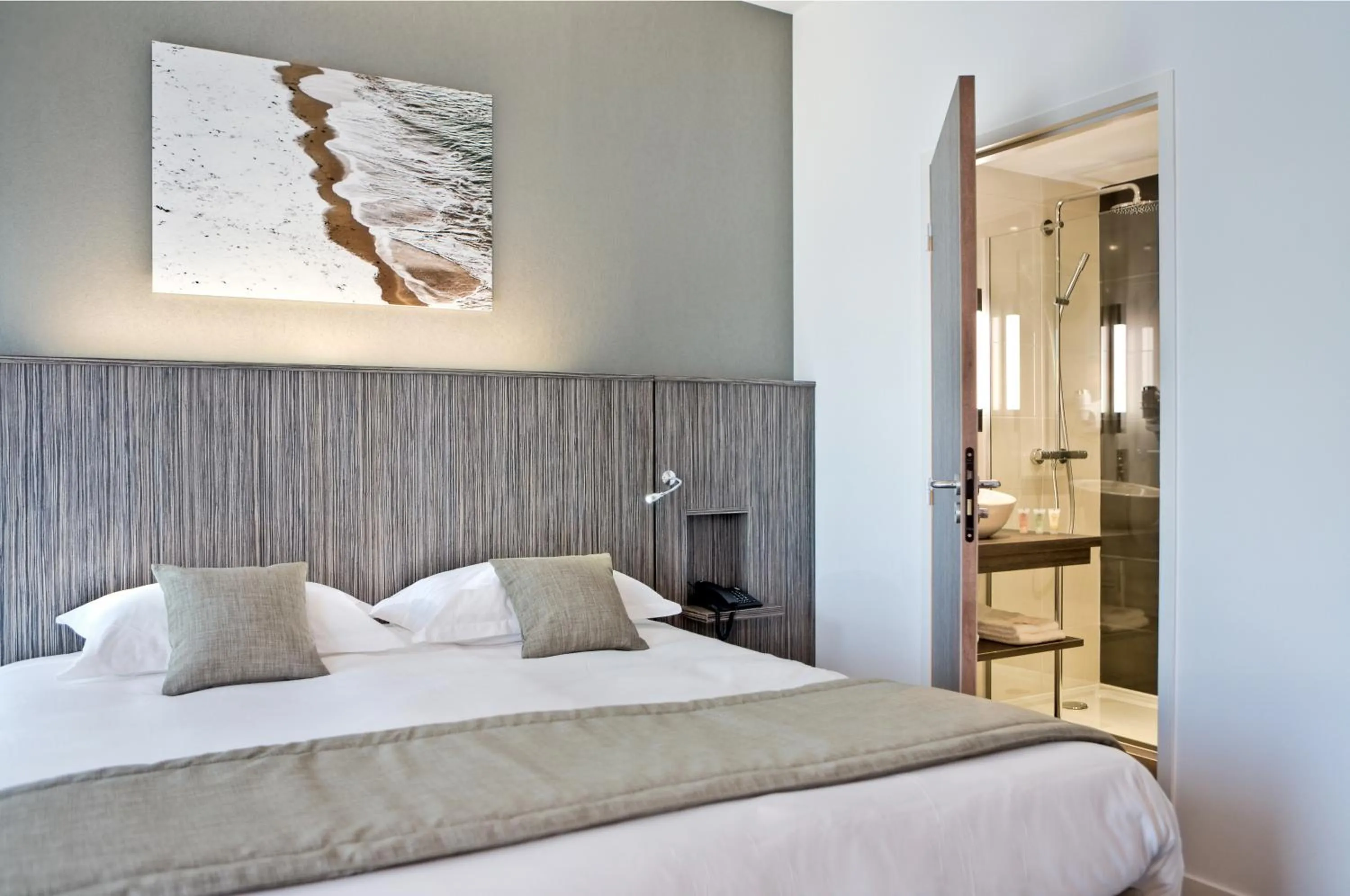 Shower, Bed in Mercure Saint Malo Balmoral