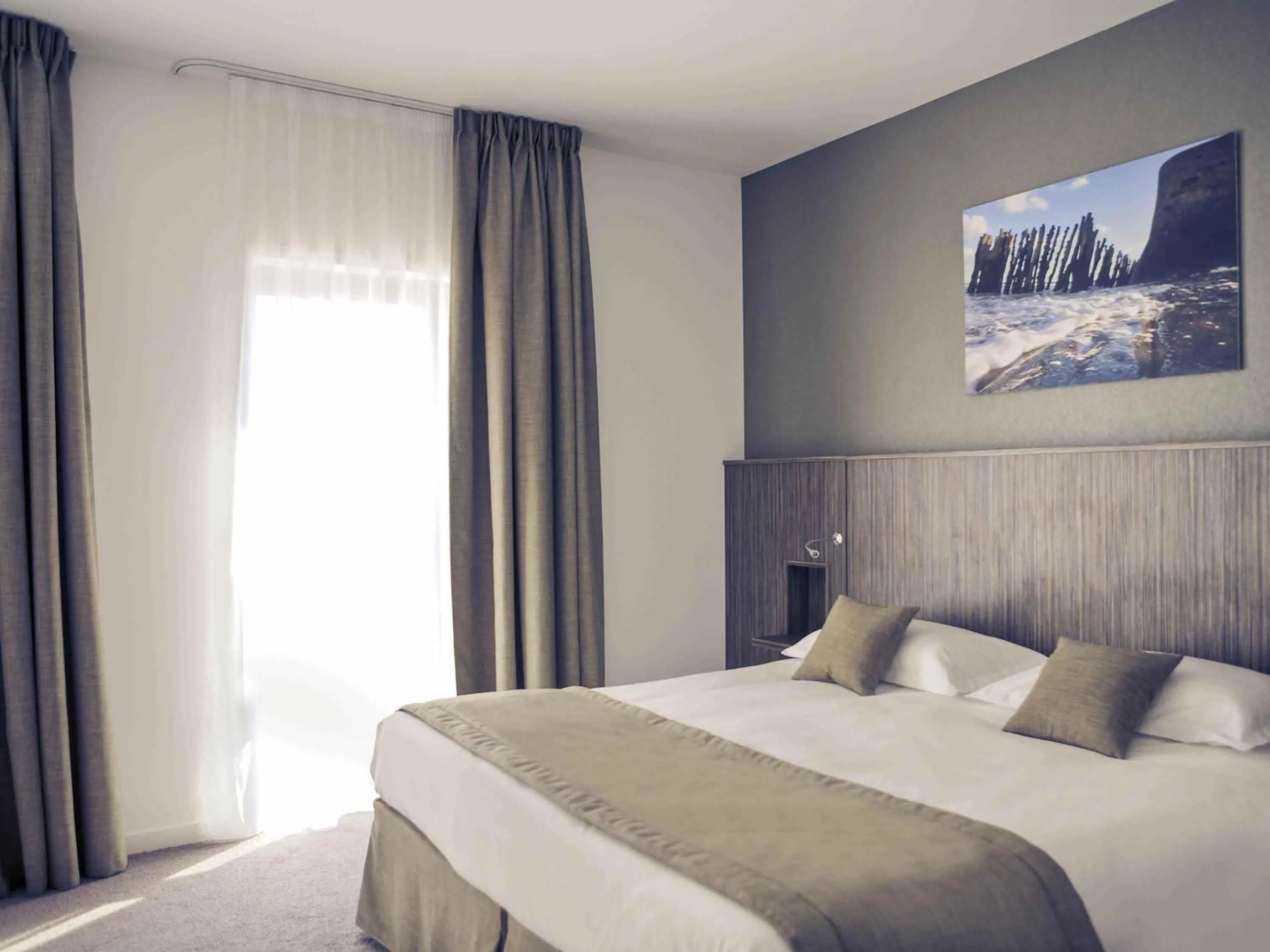 Bedroom, Bed in Mercure Saint Malo Balmoral