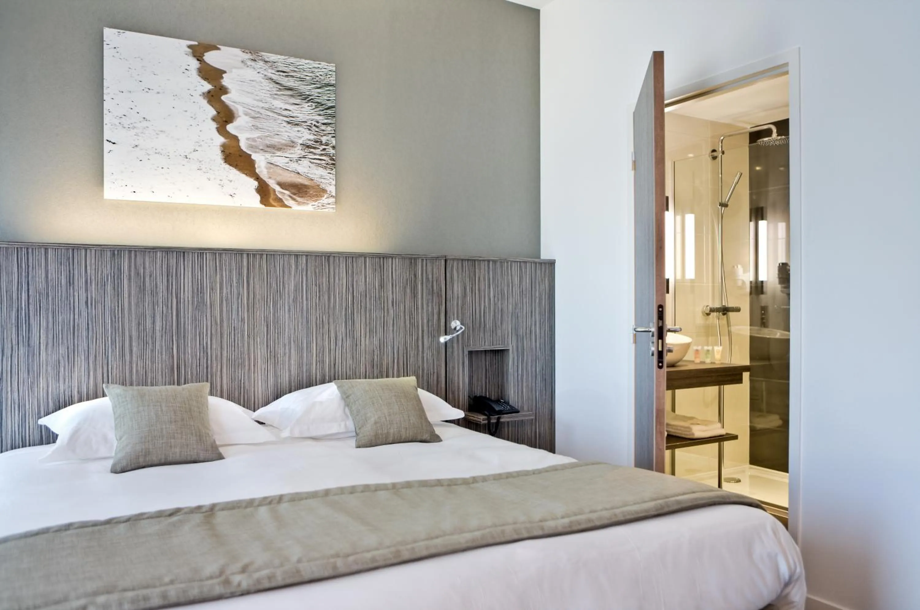 Photo of the whole room, Bed in Mercure Saint Malo Balmoral