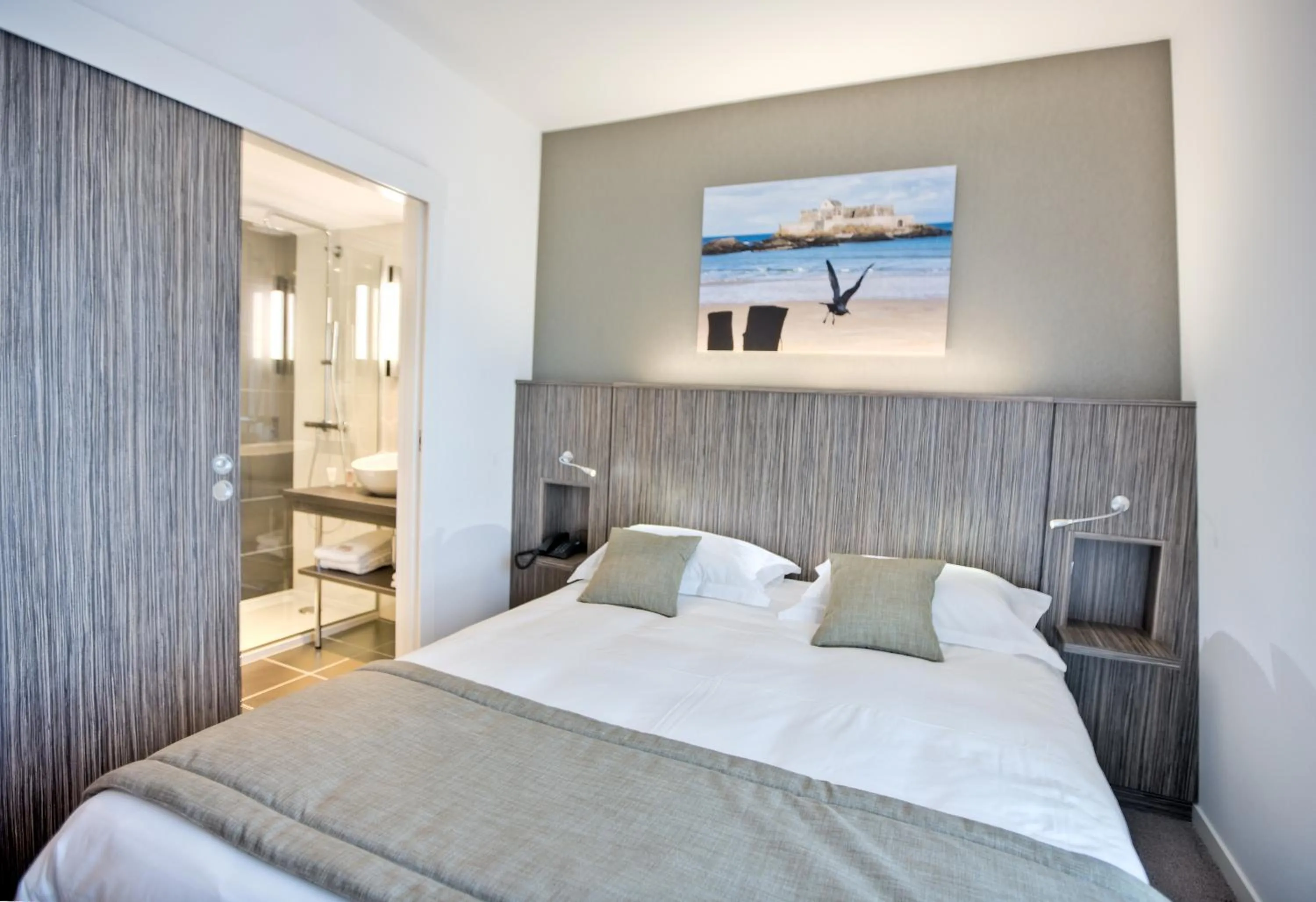 Bed in Mercure Saint Malo Balmoral