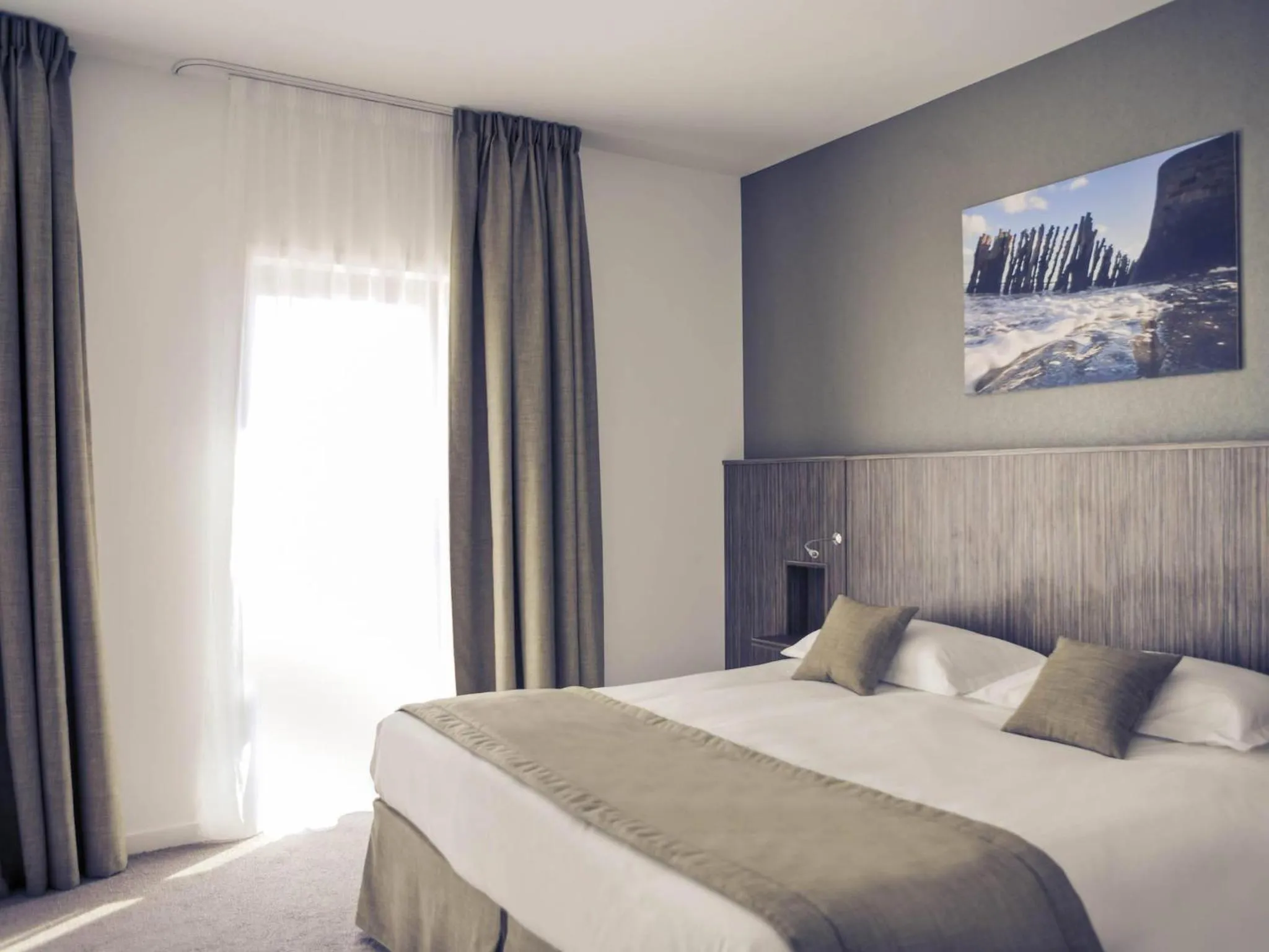 Bedroom, Bed in Mercure Saint Malo Balmoral