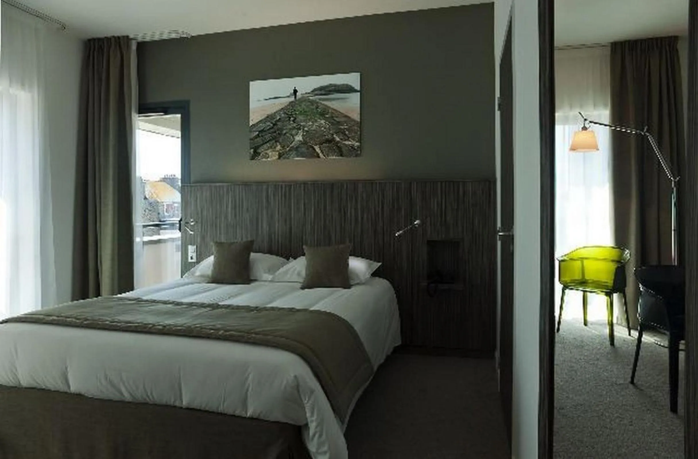 Photo of the whole room, Bed in Mercure Saint Malo Balmoral