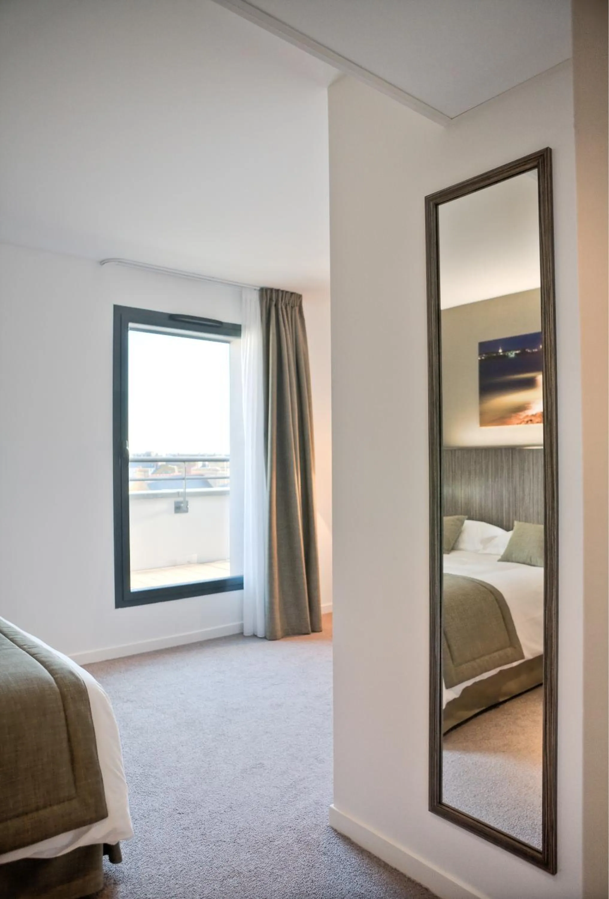 Balcony/Terrace, Bed in Mercure Saint Malo Balmoral