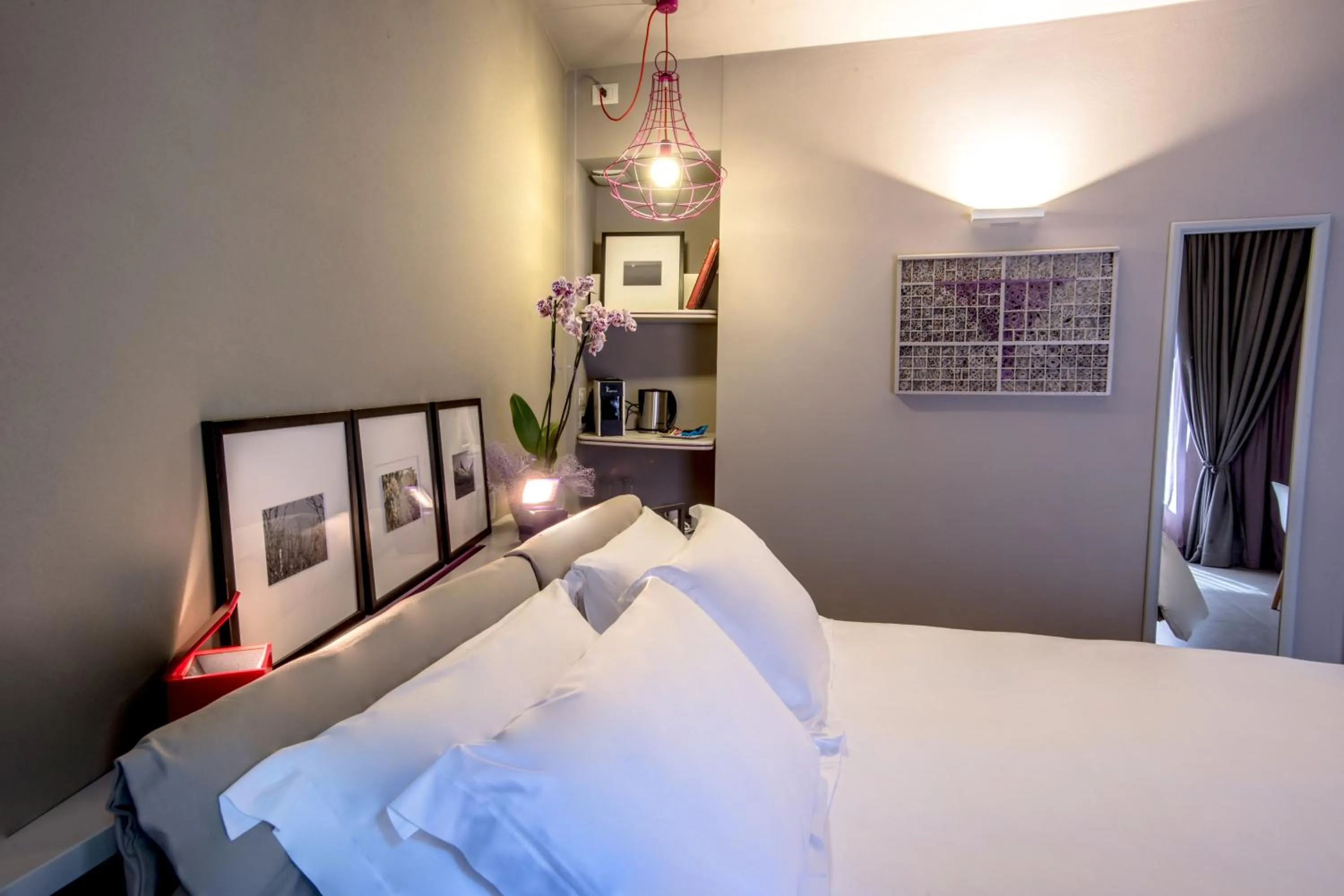 Decorative detail, Bed in Uve Rooms & Wine Bar