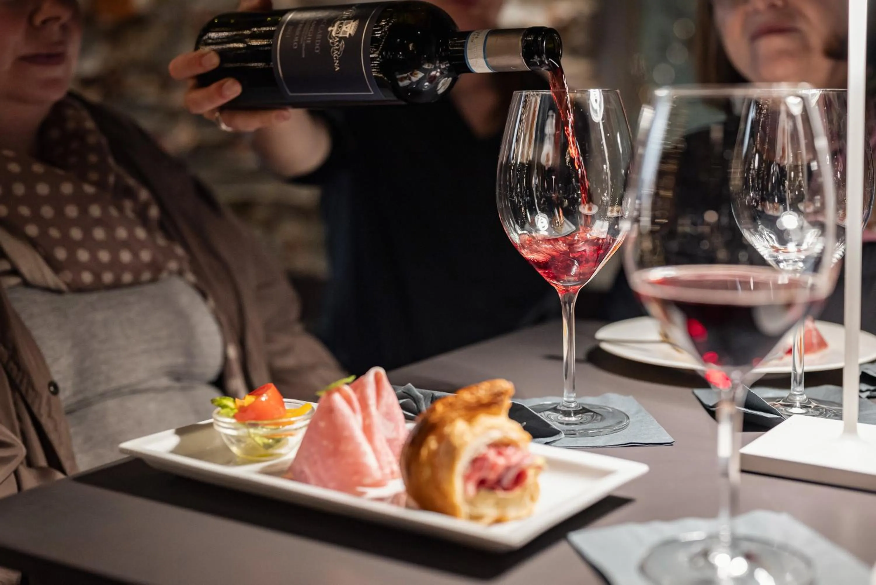 Restaurant/places to eat in Uve Rooms & Wine Bar