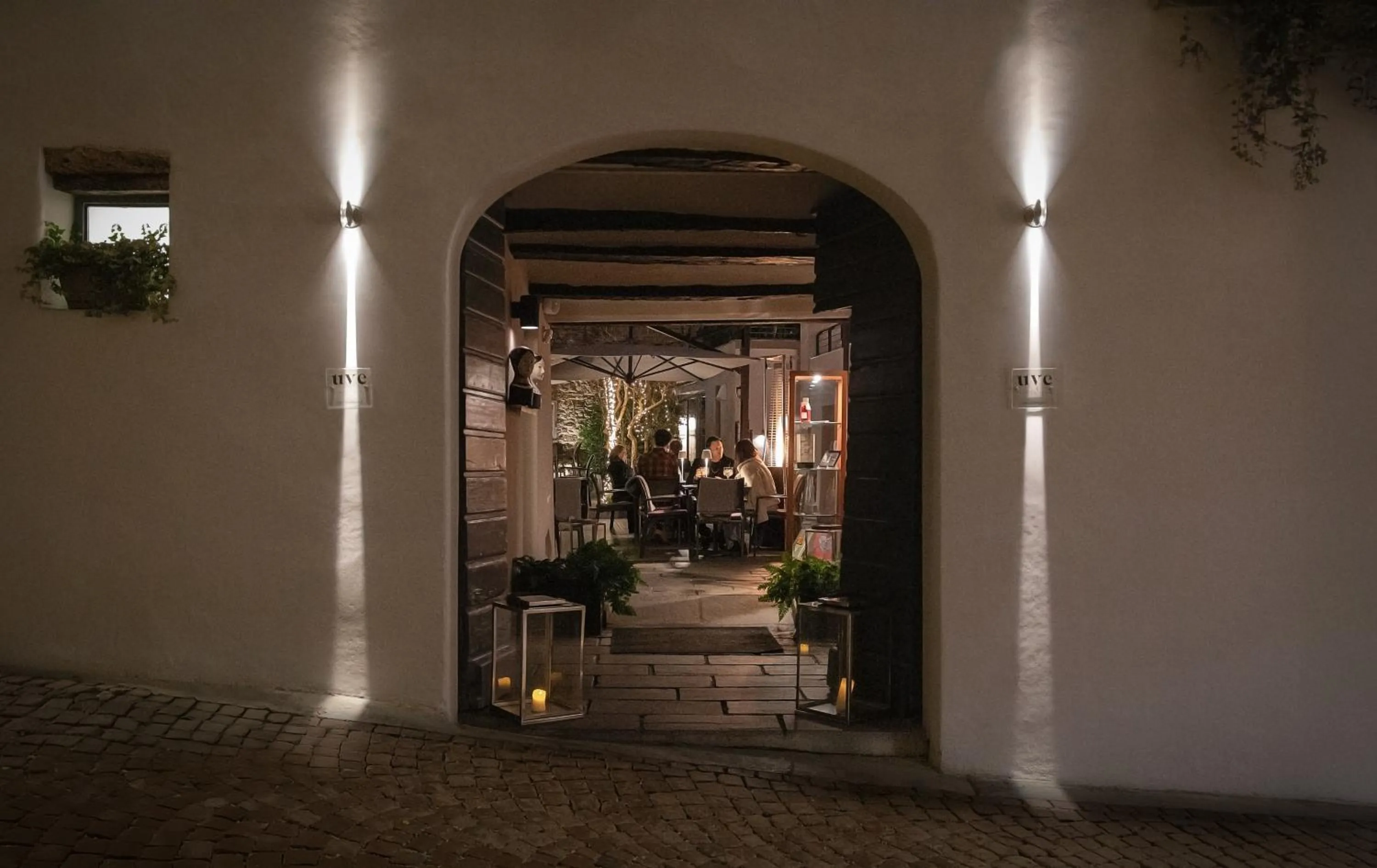 Facade/entrance in Uve Rooms & Wine Bar