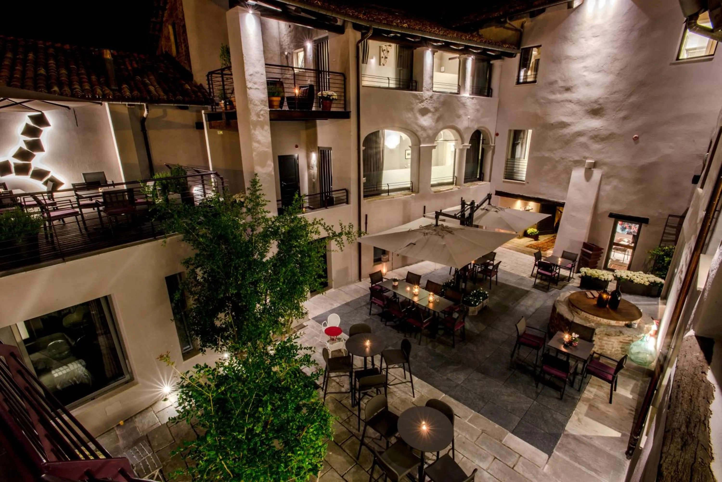 Restaurant/places to eat in Uve Rooms & Wine Bar