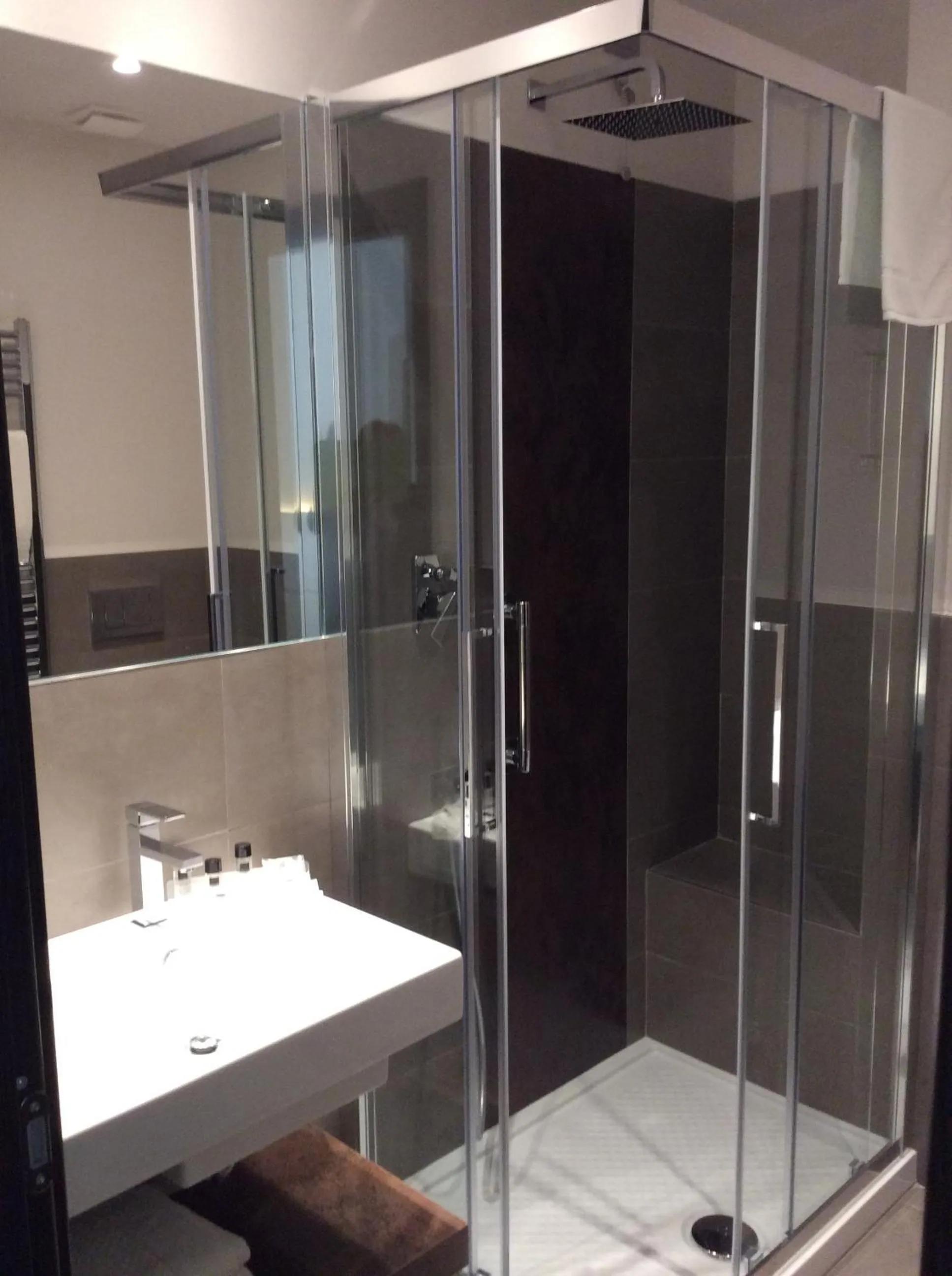 Bathroom in Hotel Ariston & Apartments