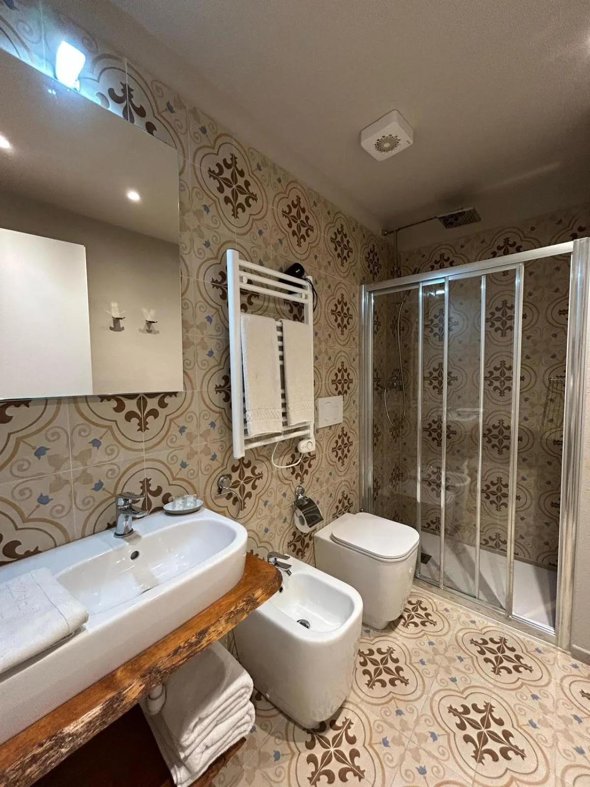 Bathroom in Hotel Ariston & Apartments