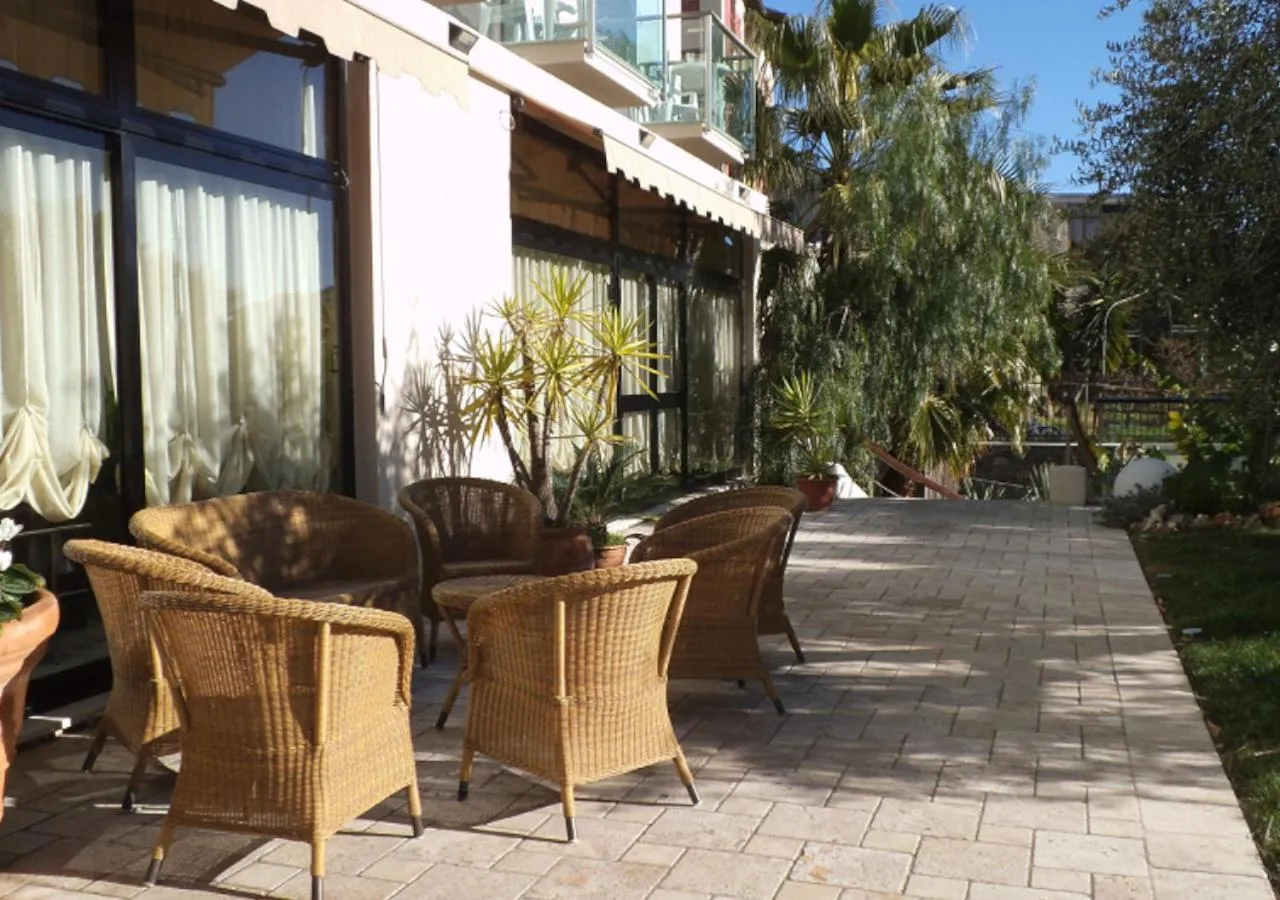 Patio in Hotel Ariston & Apartments