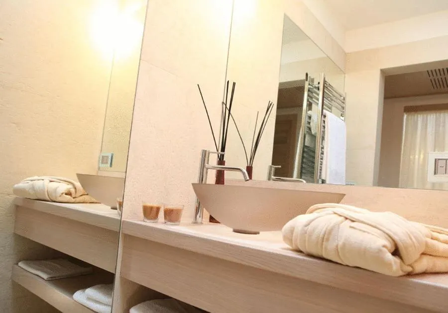 Bathroom, Bed in Masseria Bagnara Resort & Spa