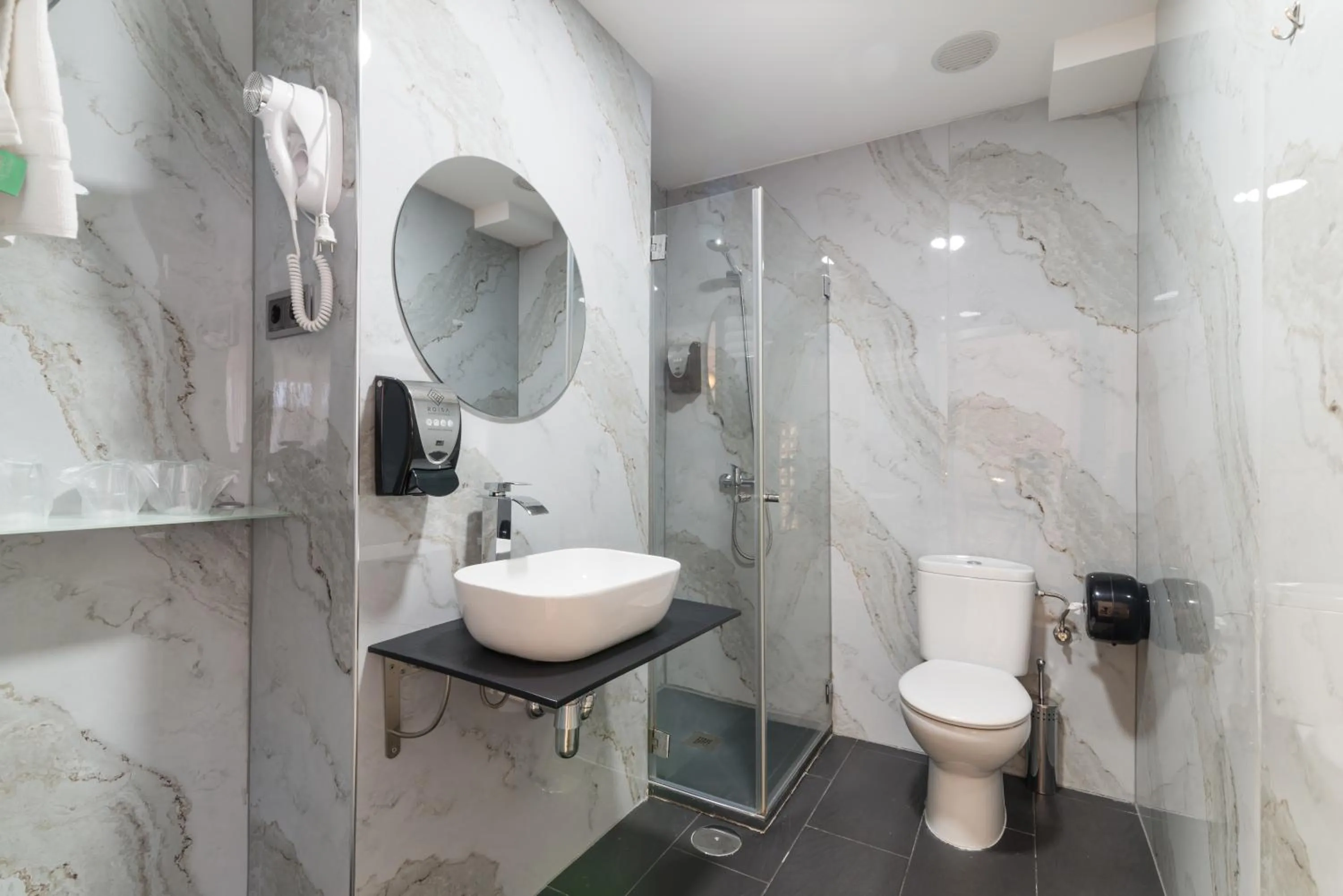 Shower in Roisa Hostal Boutique