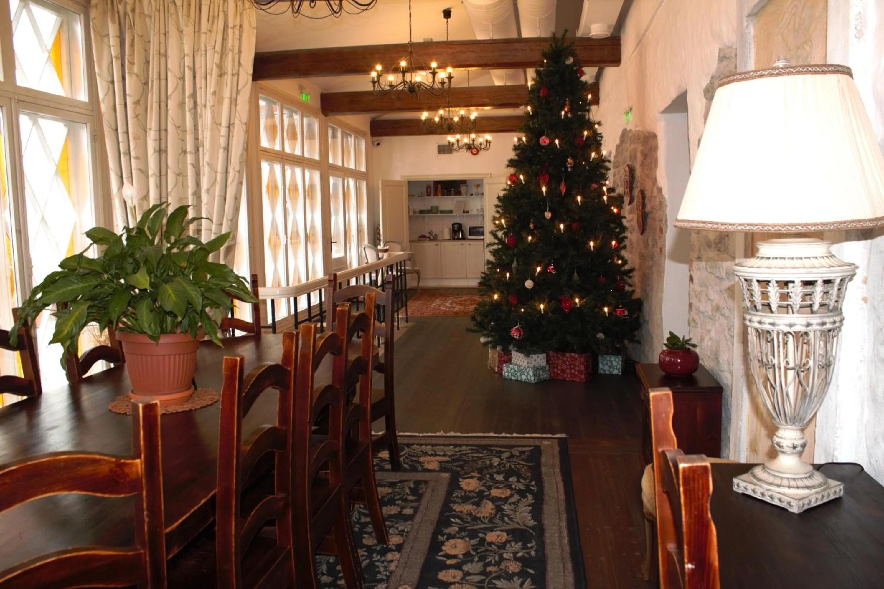 Communal lounge/ TV room in Taanilinna Hotell