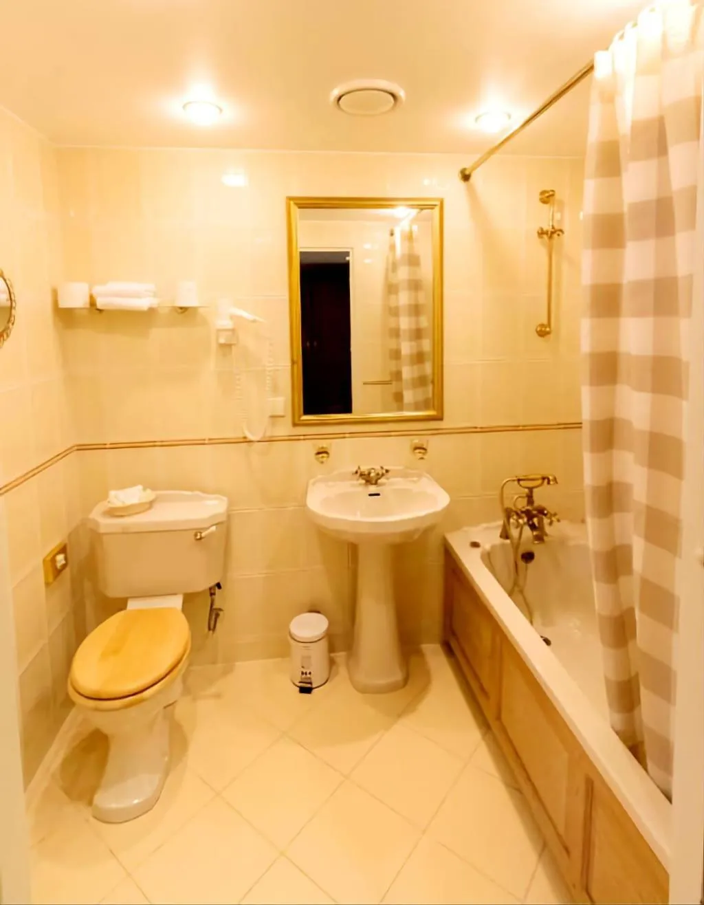 Shower in Taanilinna Hotell