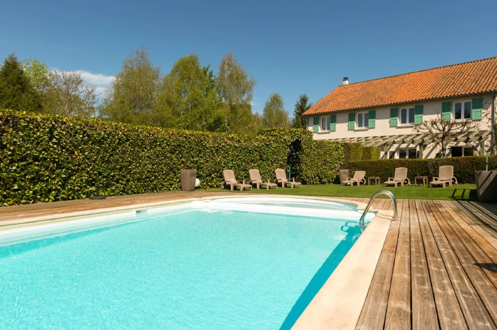 Swimming pool in Auberge La Tomette, The Originals Relais