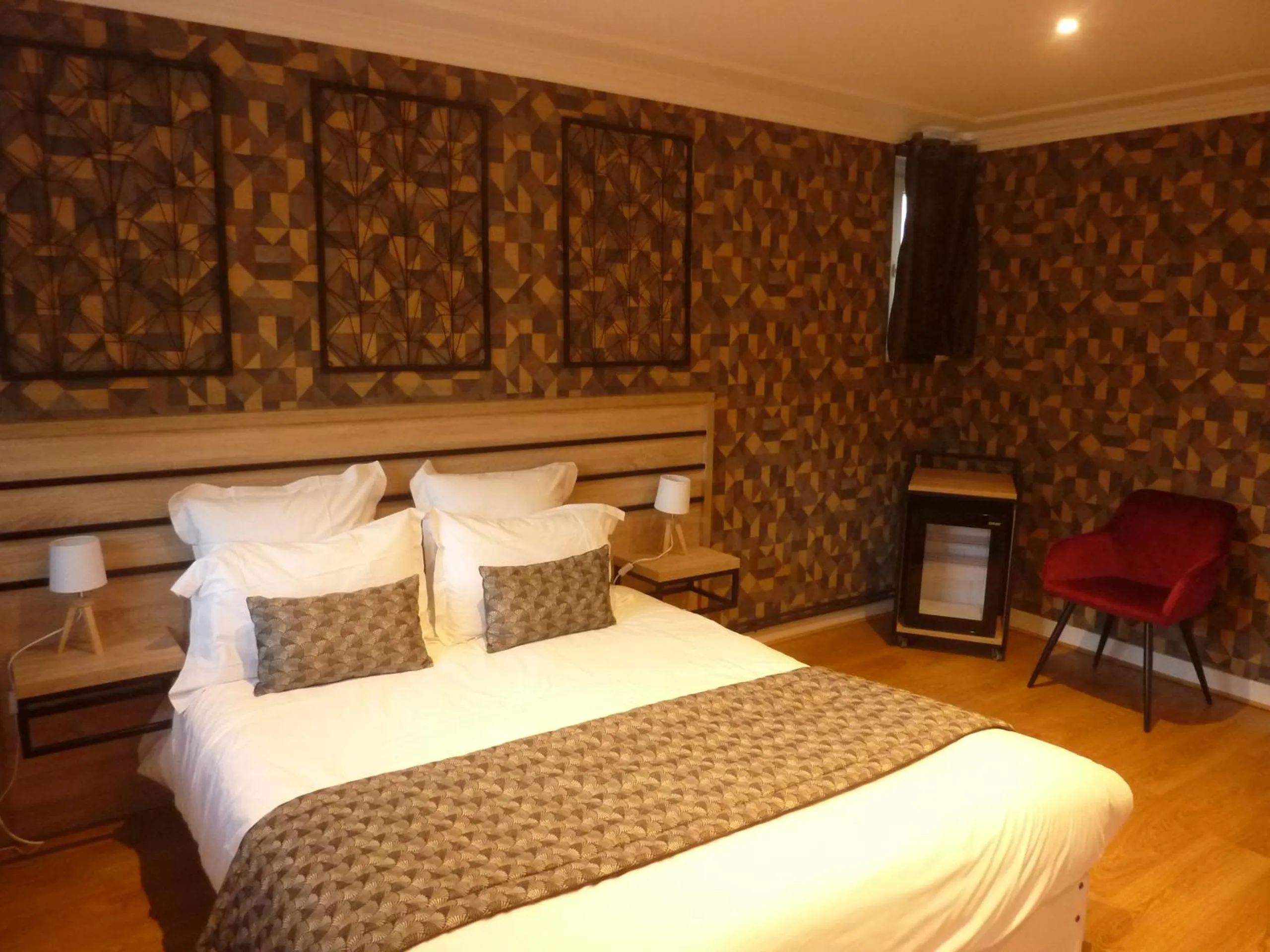 Bedroom, Bed in Auberge La Tomette, The Originals Relais