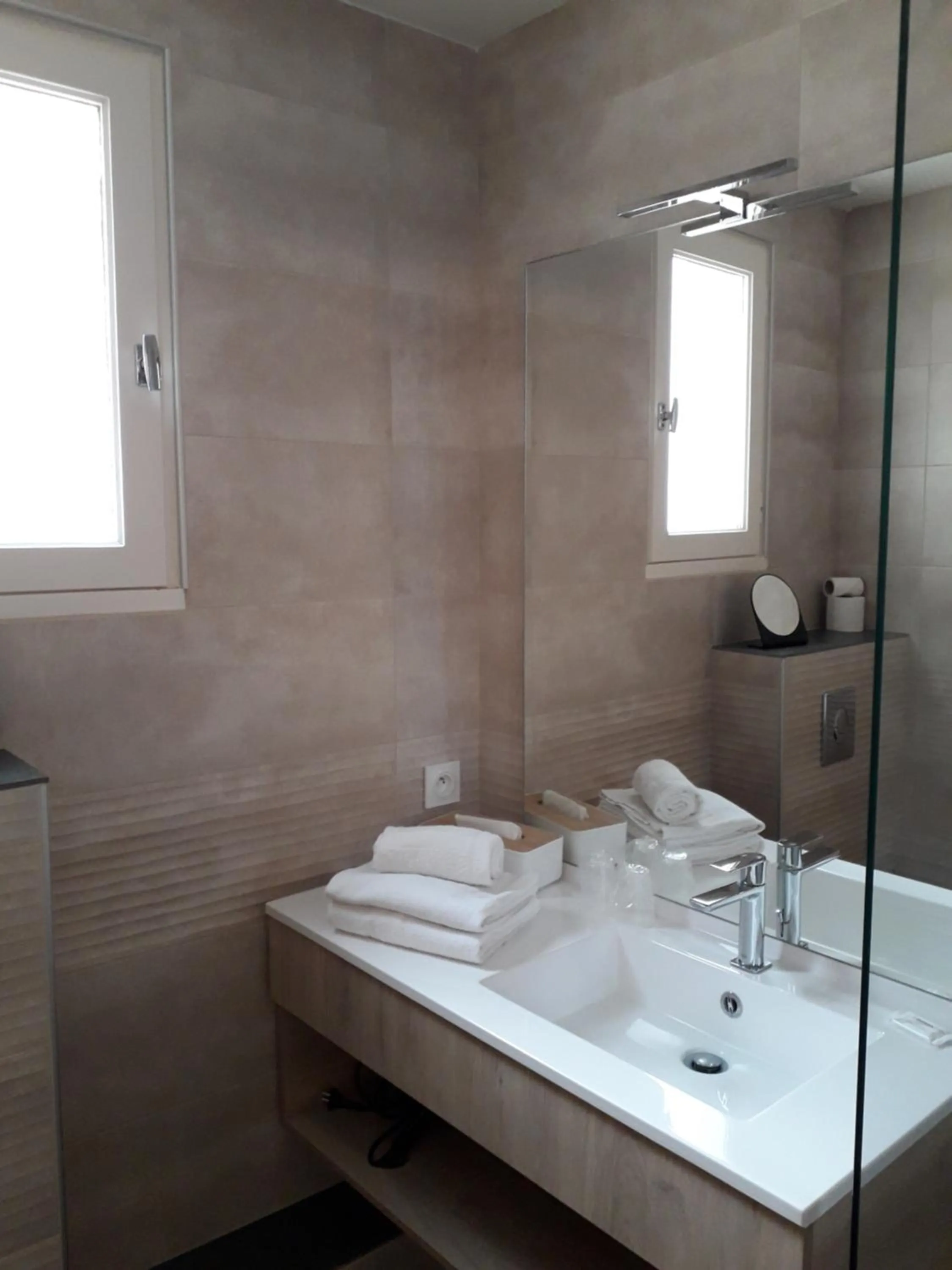 Bathroom in Auberge La Tomette, The Originals Relais