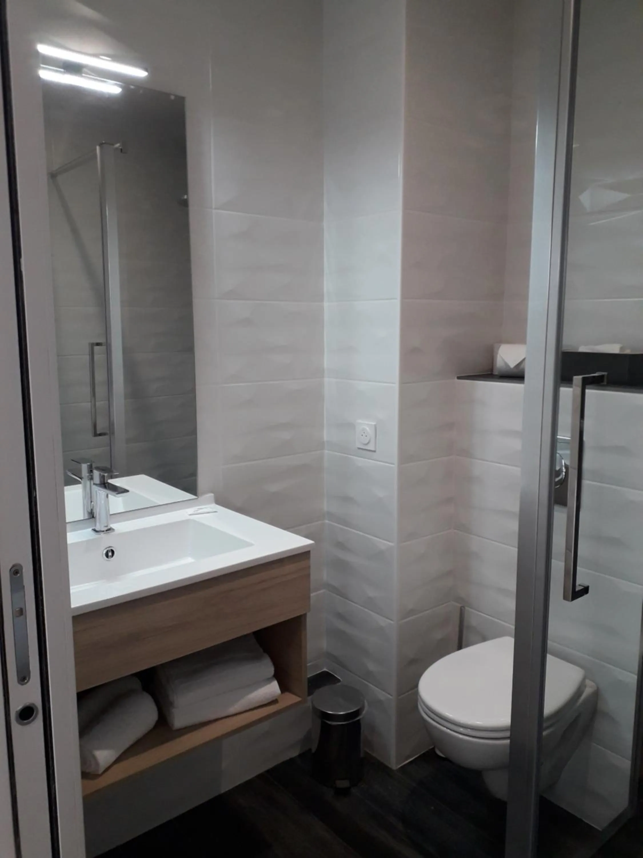 Shower in Auberge La Tomette, The Originals Relais