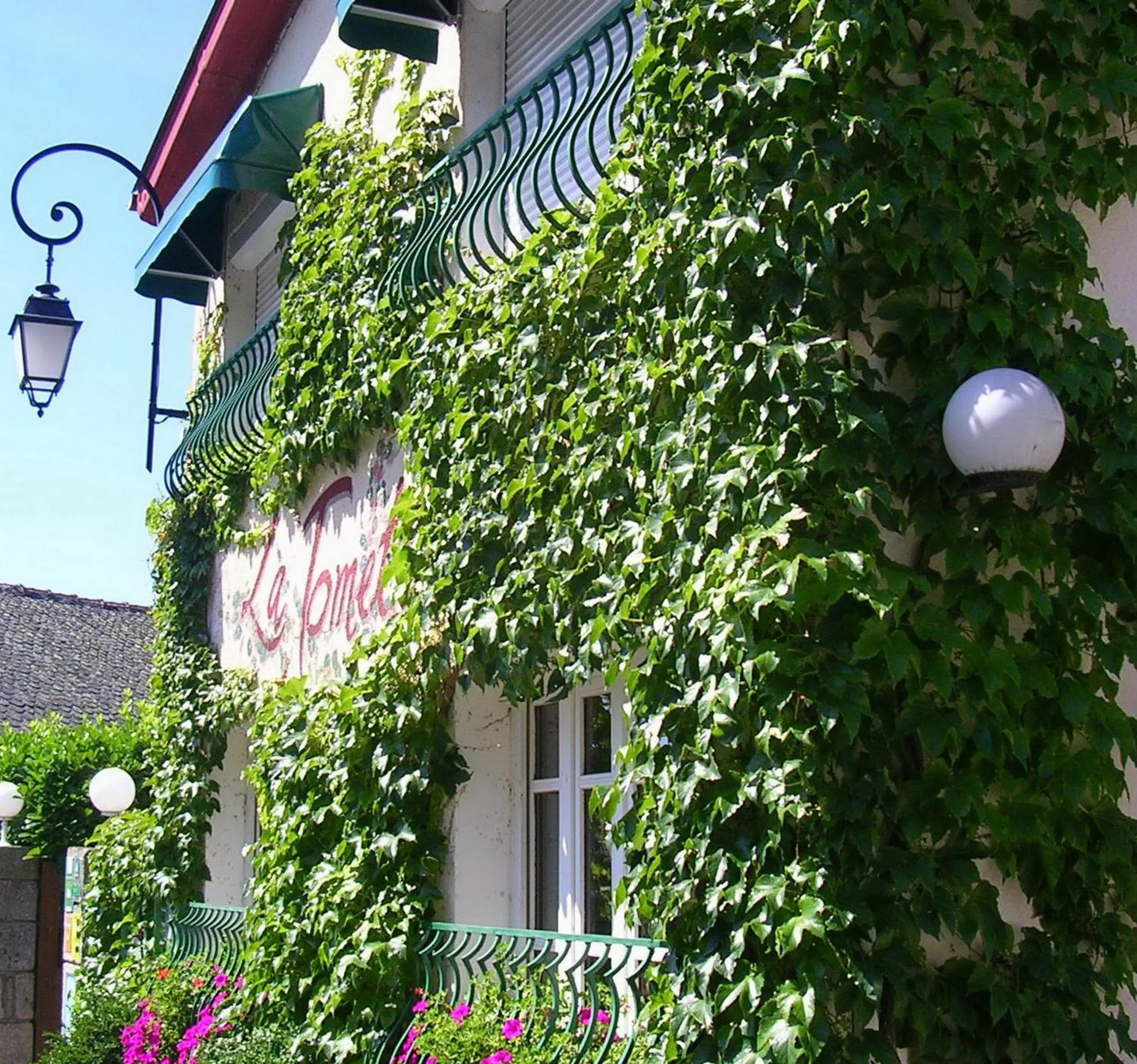Facade/entrance in Auberge La Tomette, The Originals Relais