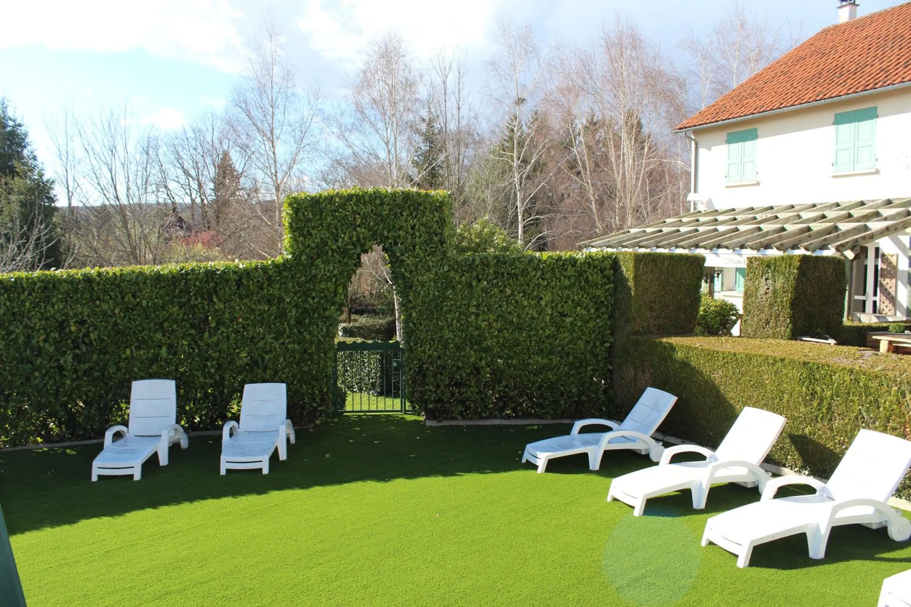 Garden in Auberge La Tomette, The Originals Relais