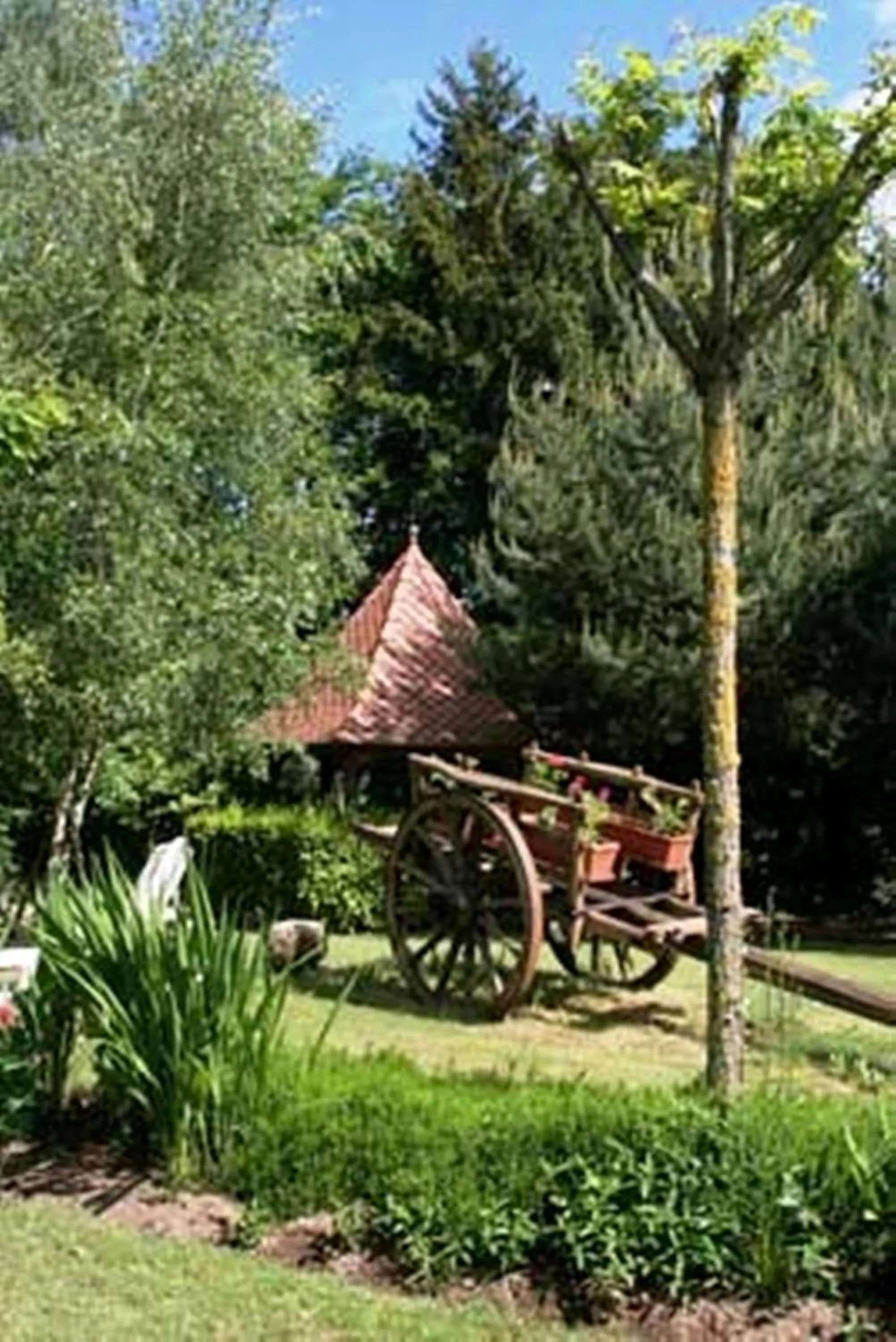 Garden in Auberge La Tomette, The Originals Relais
