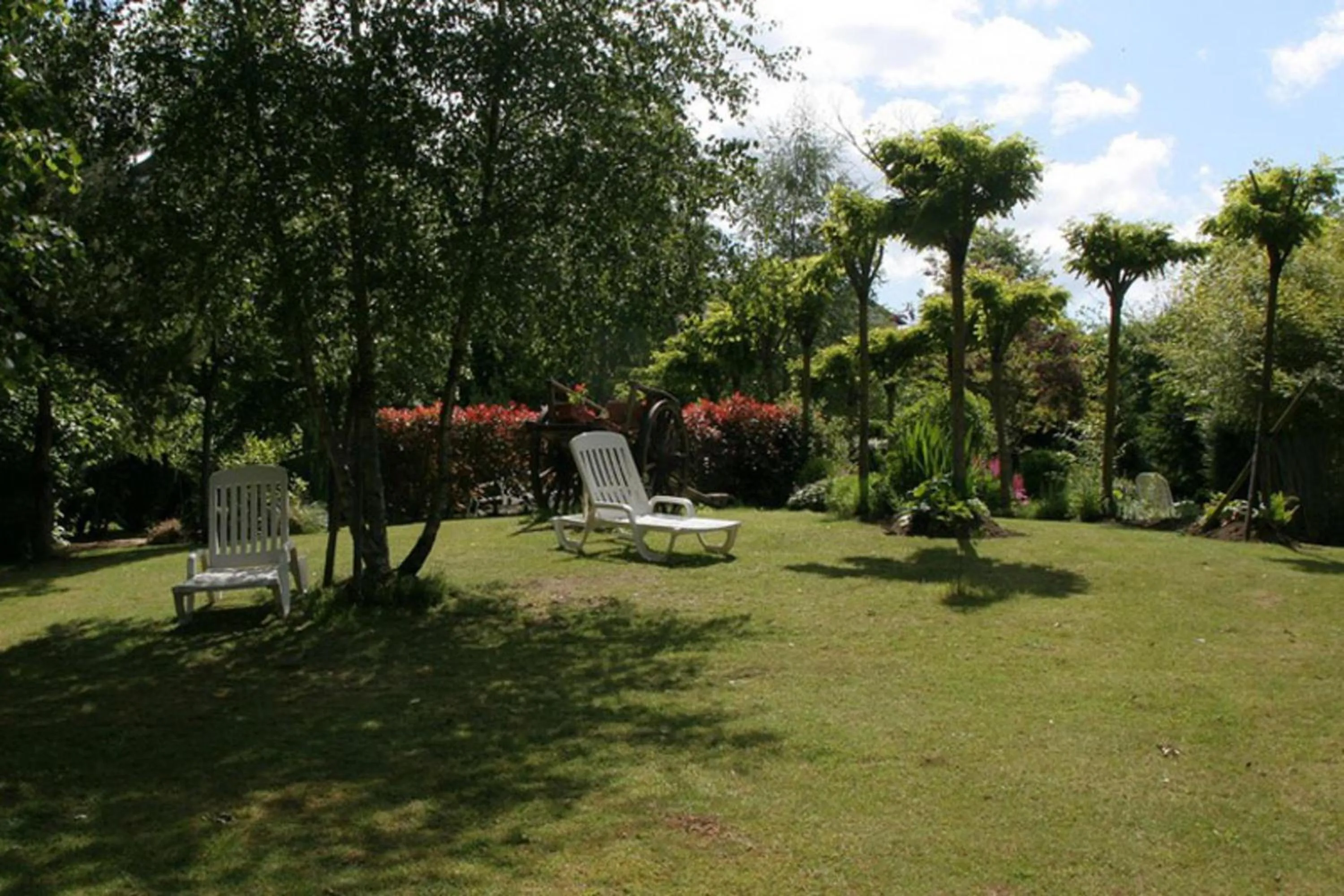 Garden in Auberge La Tomette, The Originals Relais