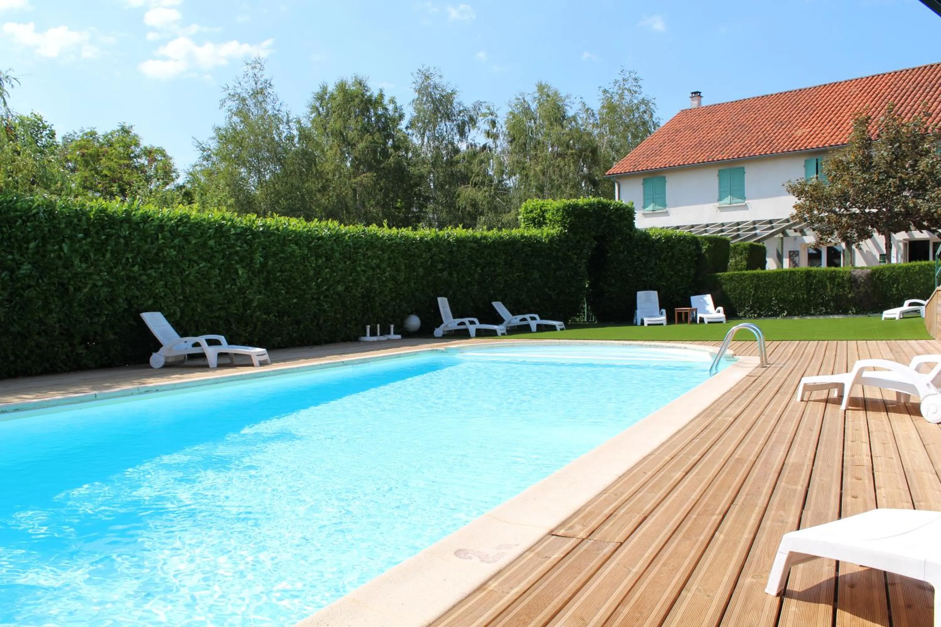 Swimming pool in Auberge La Tomette, The Originals Relais