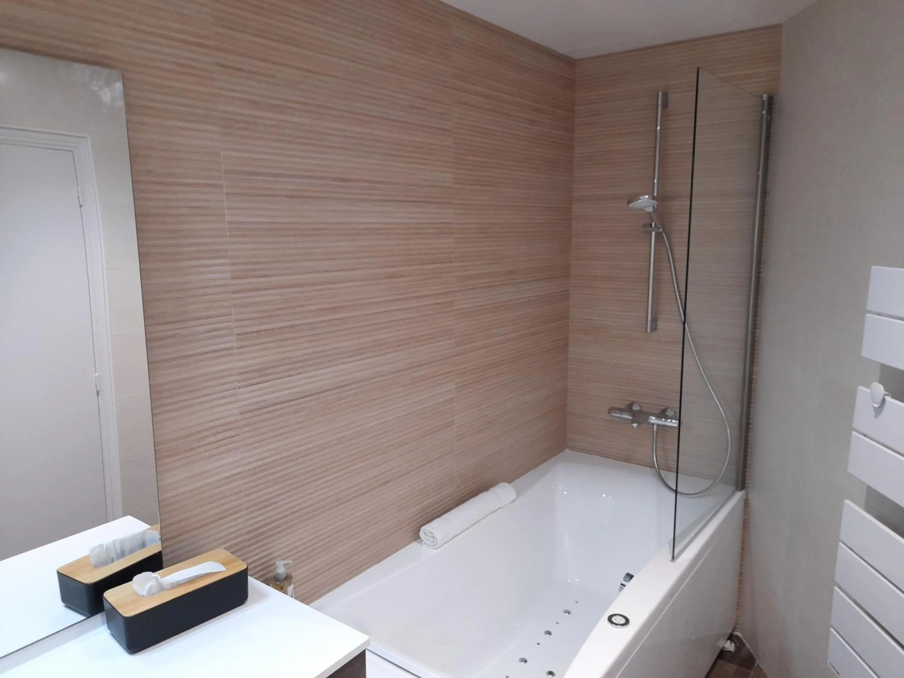 Bathroom in Auberge La Tomette, The Originals Relais