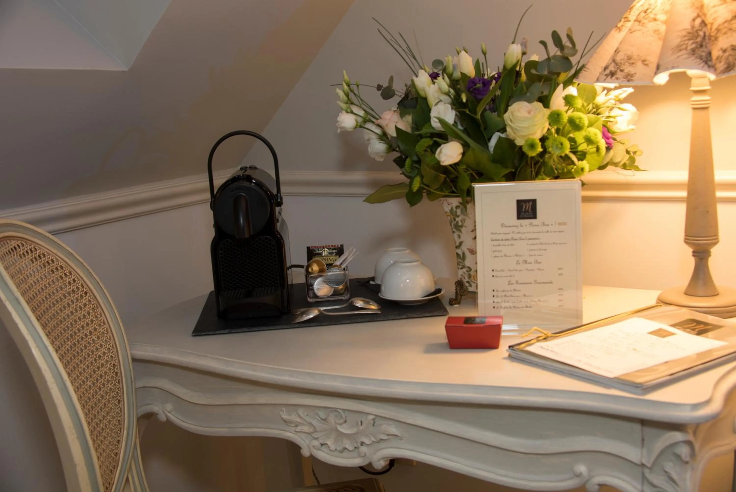 Coffee/tea facilities in Le Manoir de Maucartier