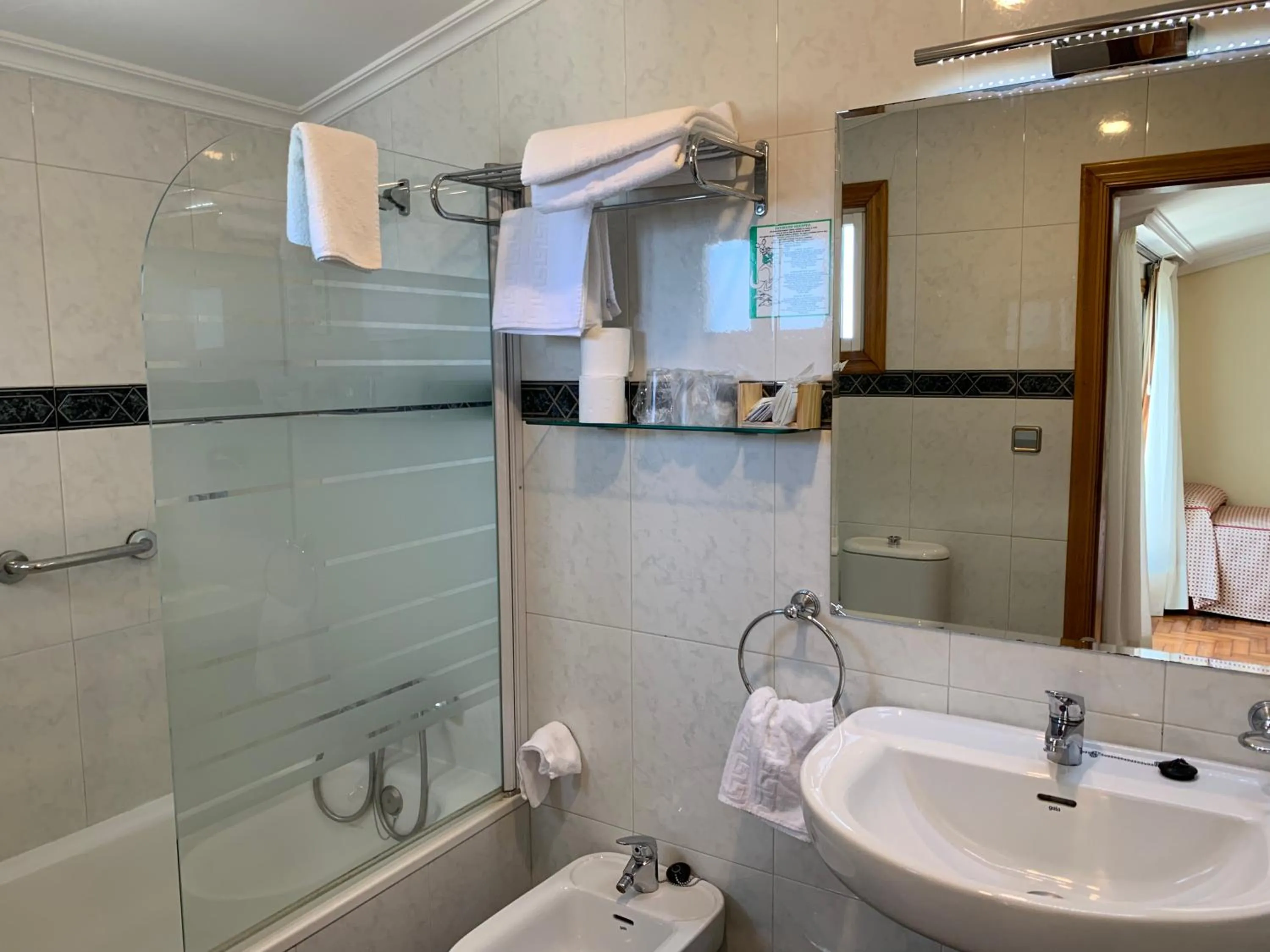 Toilet in Hotel Miramar Playa America Nigran