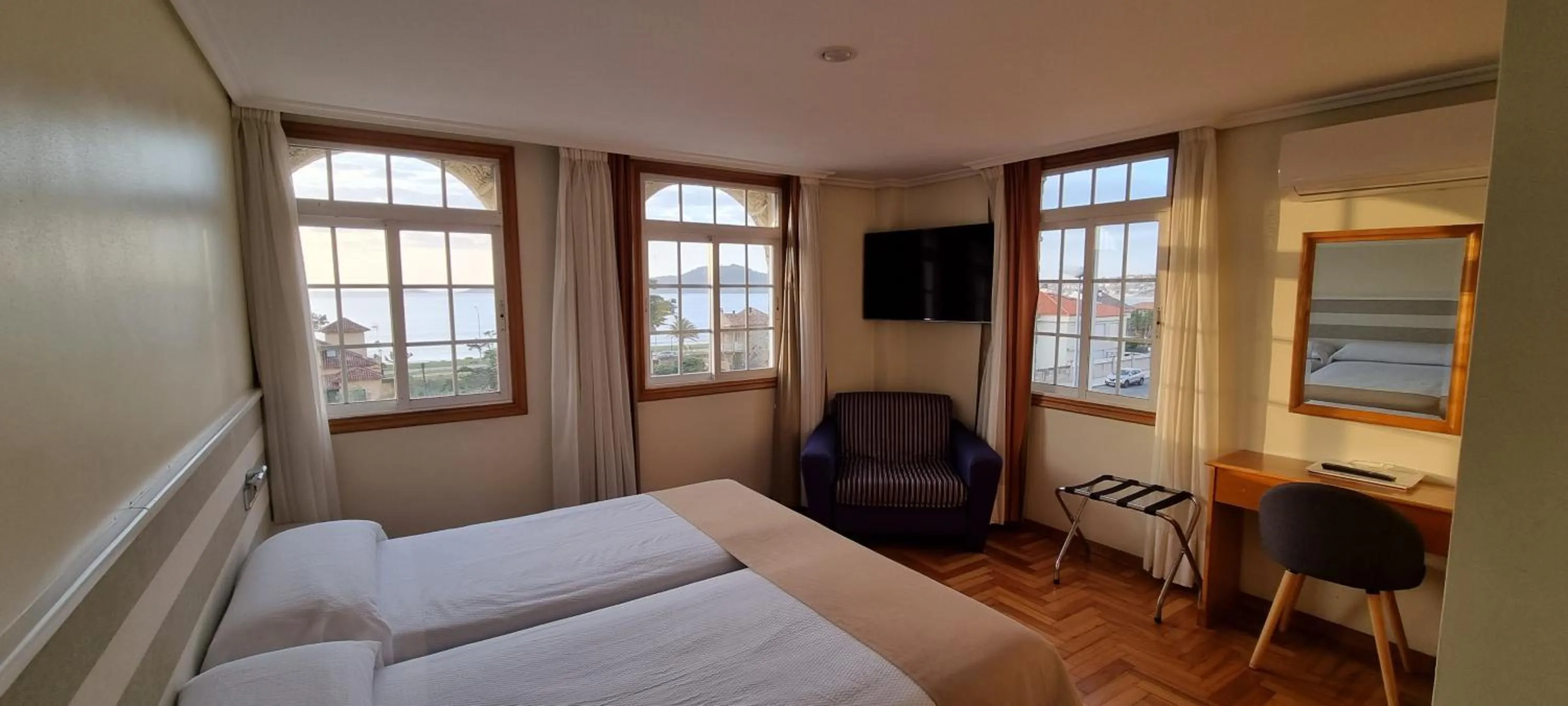 Summer, Bed in Hotel Miramar Playa America Nigran